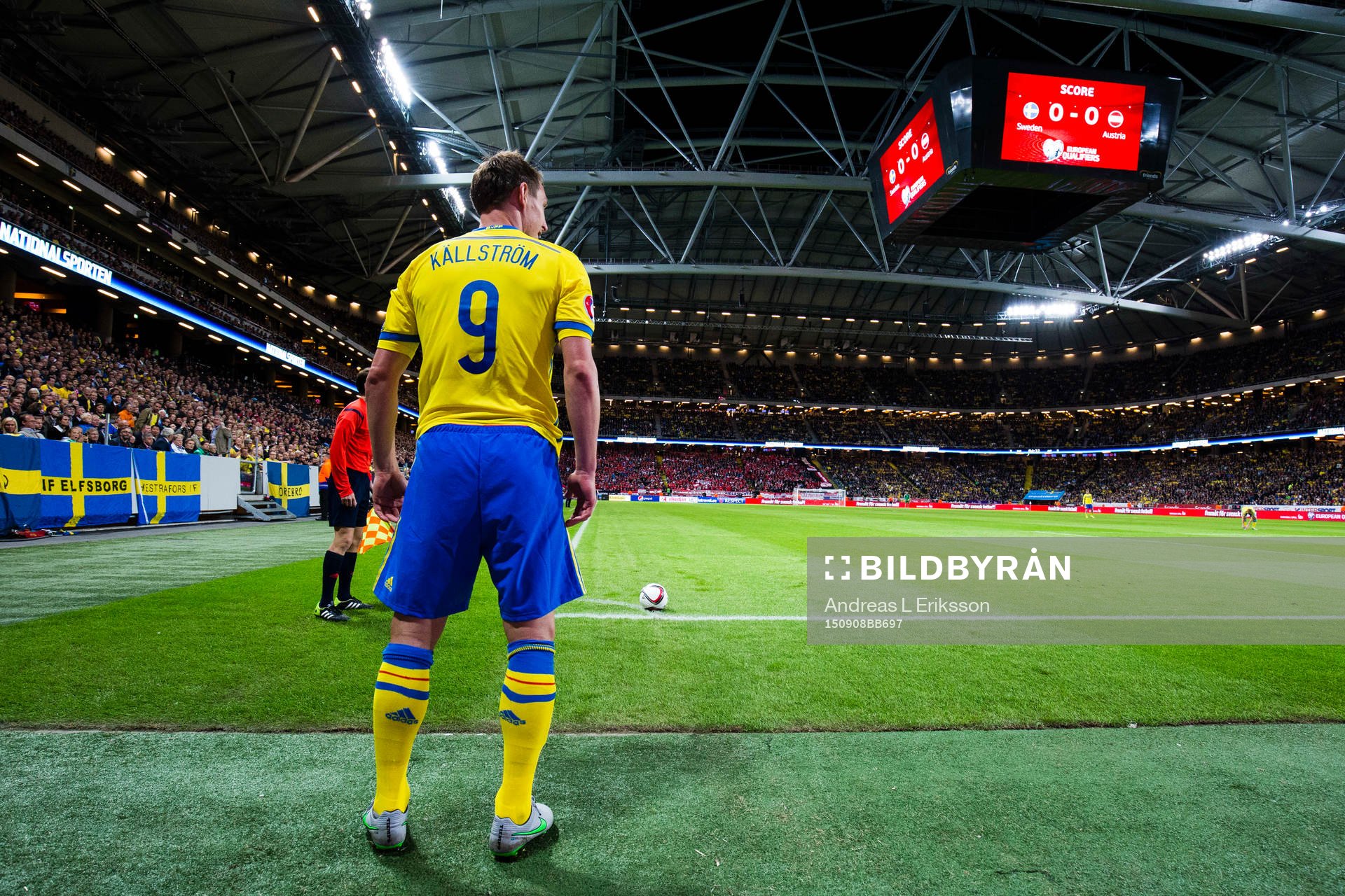 Sveriges Kim Källström med en hörna