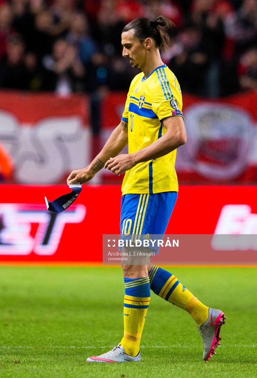 Sveriges Zlatan Ibrahimovic tar av sig kaptensbindeln