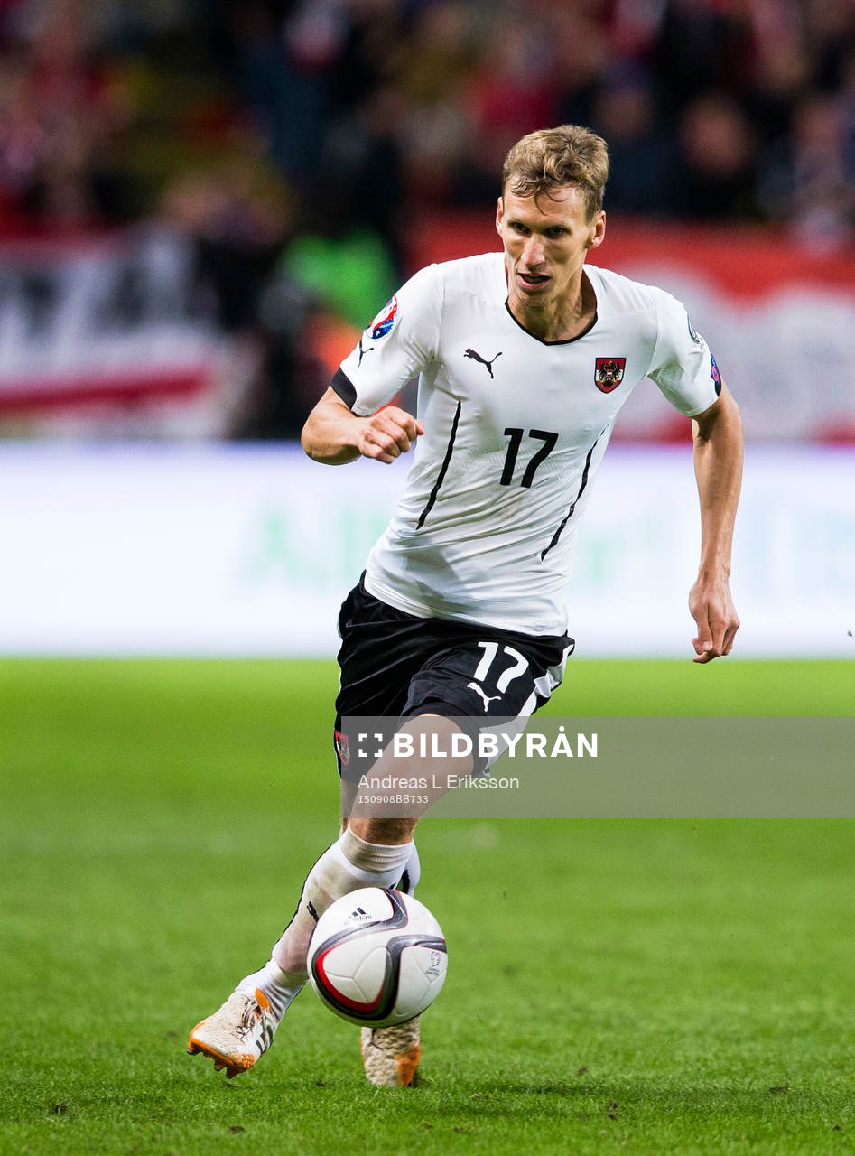 Österrikes Florian Klein med bollen