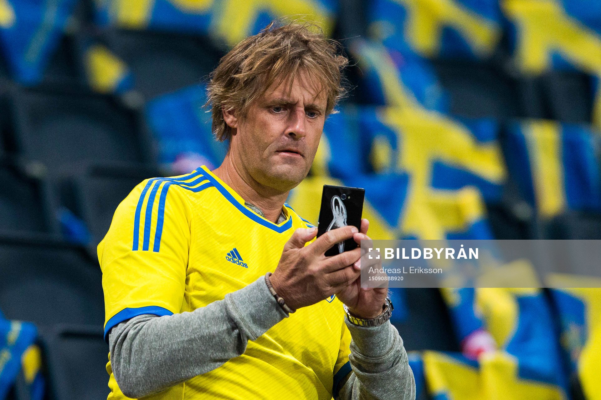 En Svensk supporter tar kort med sin mobiltelefon