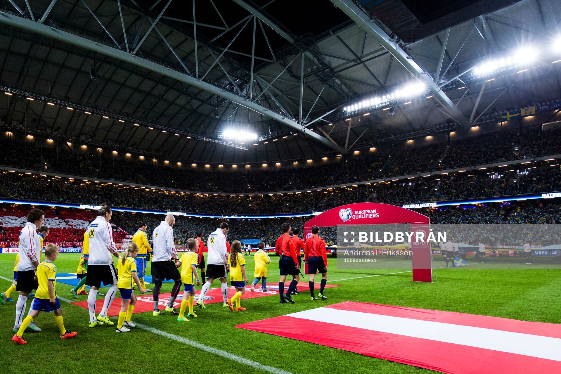 Sveriges och Österrikes spelare går ut på plan