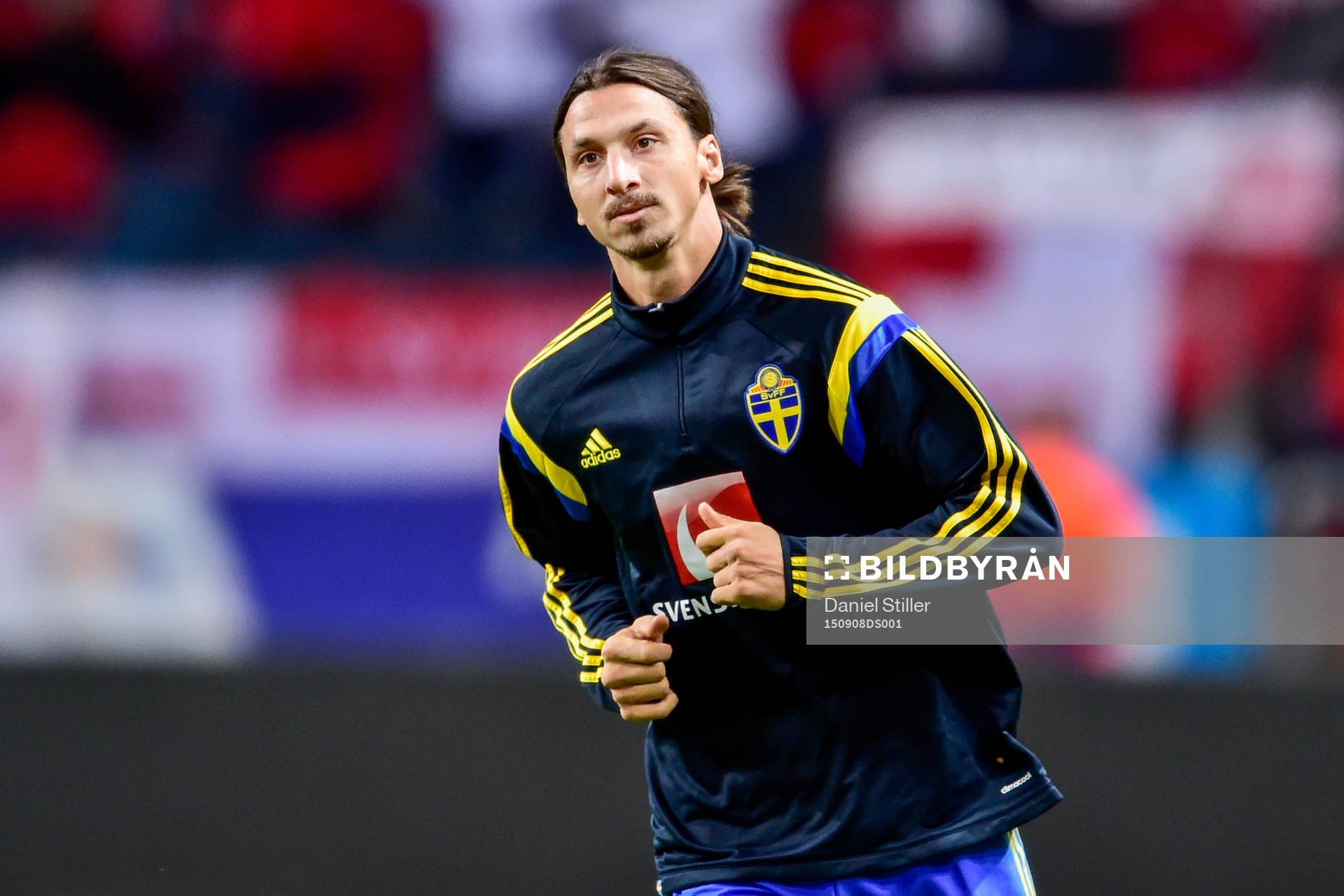 Sveriges Zlatan Ibrahimovic värmer upp före