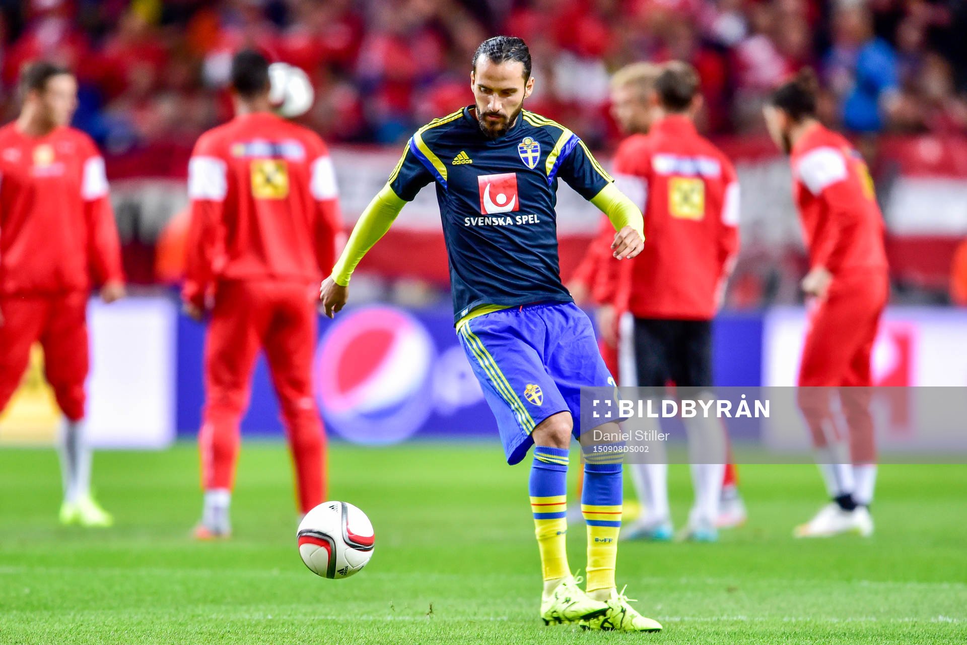 Sveriges Erkan Zengin värmer upp före fotbollsmatchen i