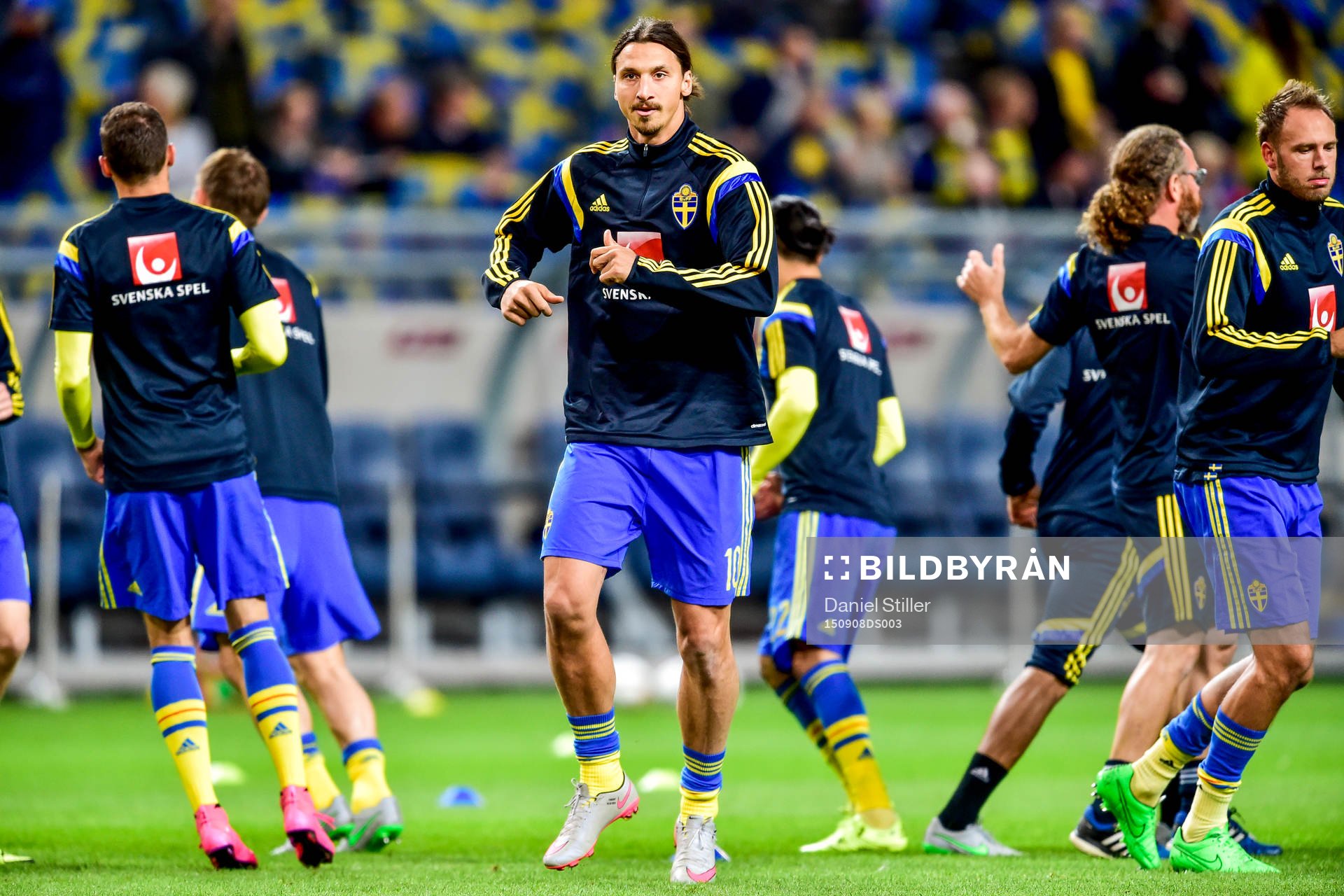 Sveriges Zlatan Ibrahimovic värmer upp före
