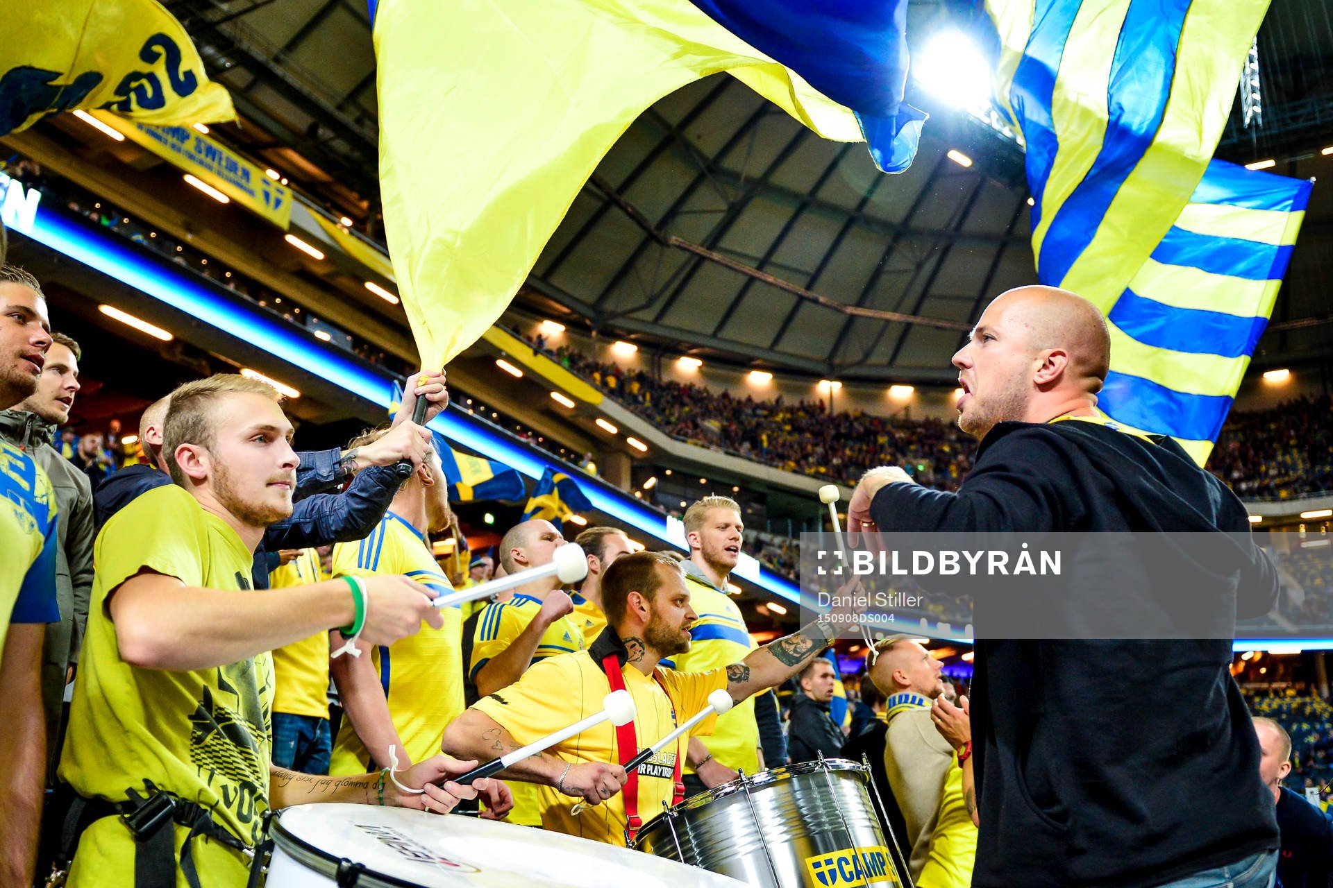 Svenska supportar värmer upp före fotbollsmatchen i