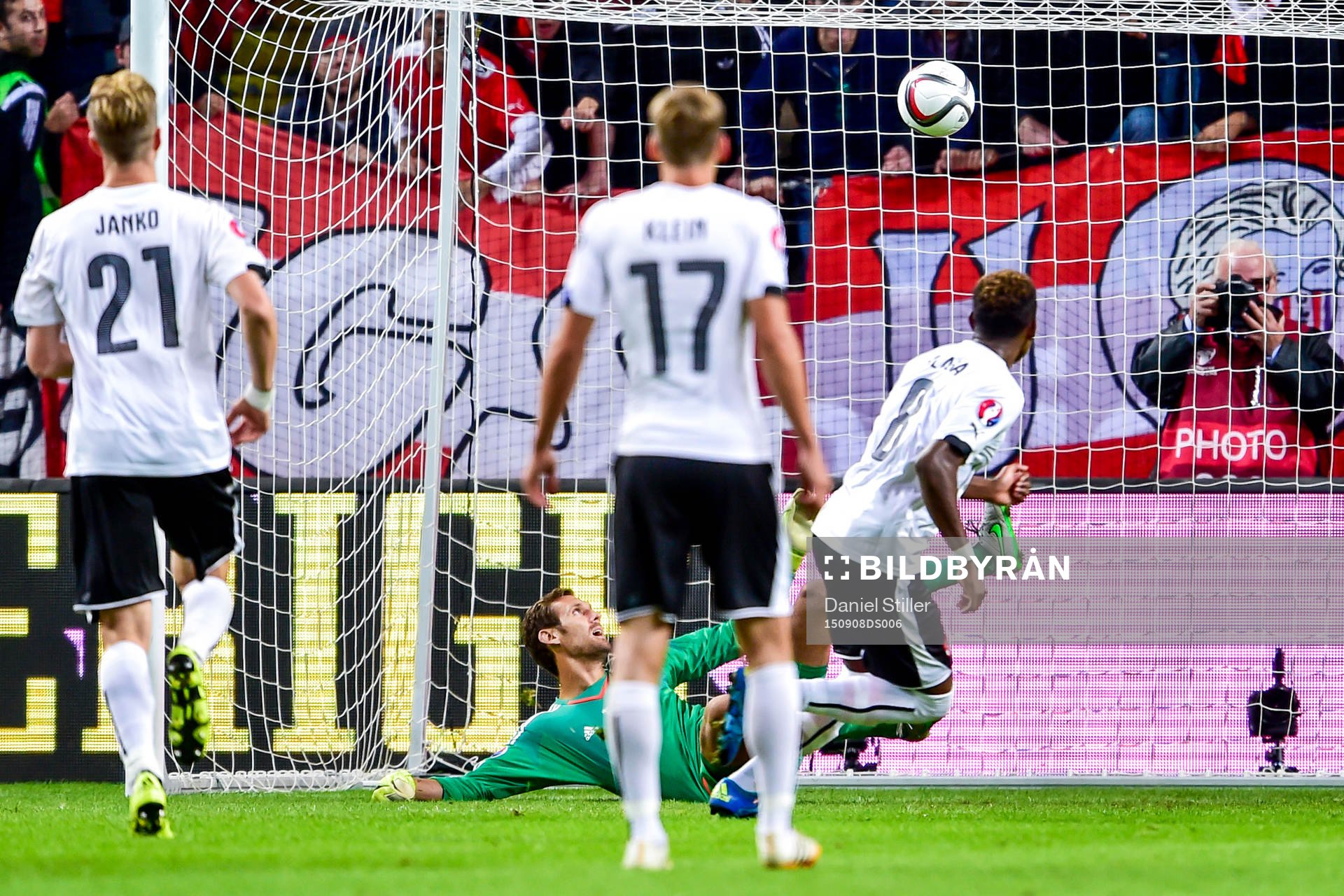 Österrikes David Alaba gör 0-1 bakom Sveriges målvakt