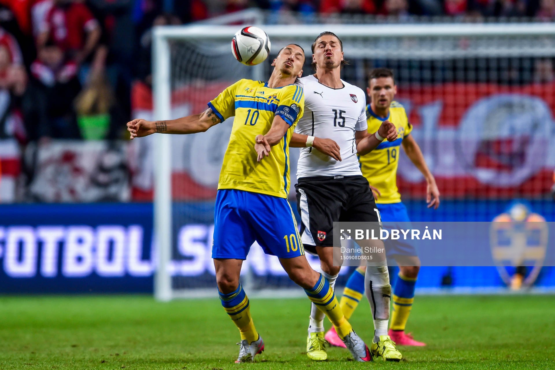 Sveriges målvakt Andreas Isaksson och Österrikes