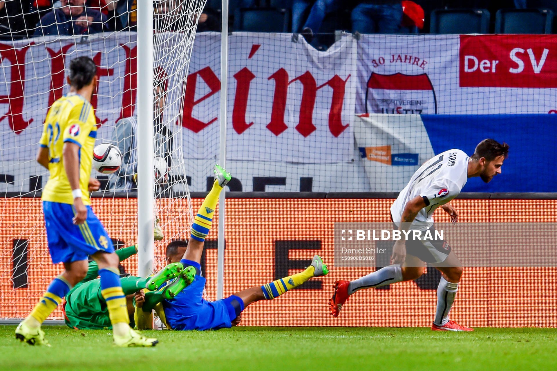 Österrikes Marek Harnik gör 0-2 under fotbollsmatchen i EM-kvalet mellan Sverige och Österrike den 8 september 2015 i Stockholm.