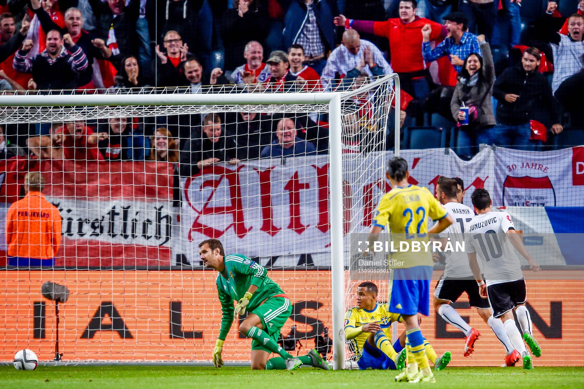 Sveriges målvakt Andreas Isaksson och Martin Olsson deppar