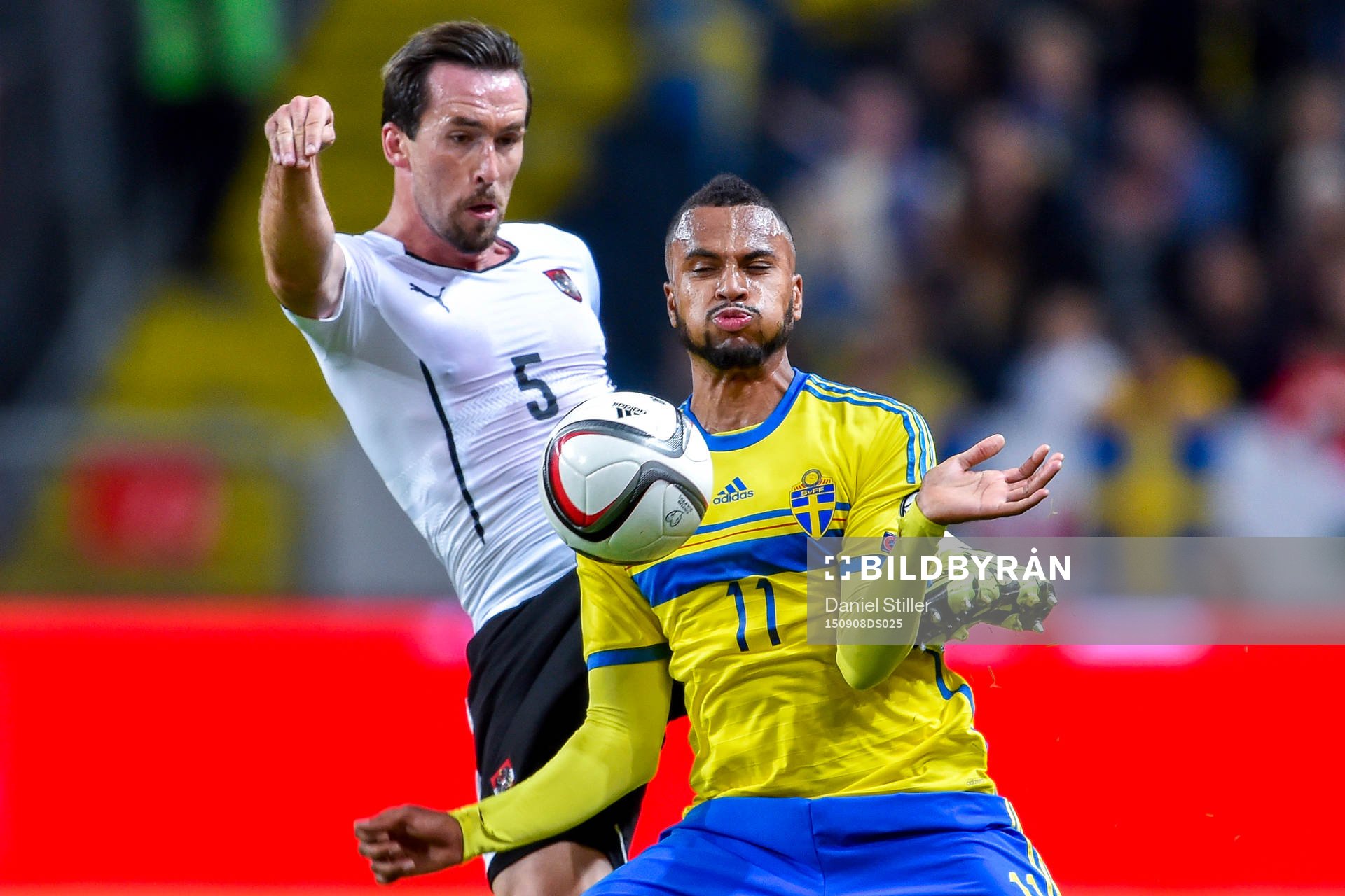 Österrikes Christian Fuchs och Sveriges Isaac Kiese Thelin under fotbollsmatchen i EM-kvalet mellan Sverige och Österrike den 8 september 2015 i Stockholm.