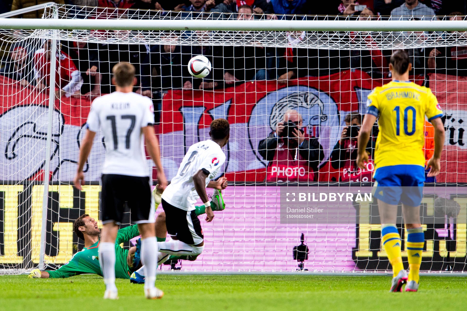 Sveriges målvakt Andreas Isaksson ser Österrikes David