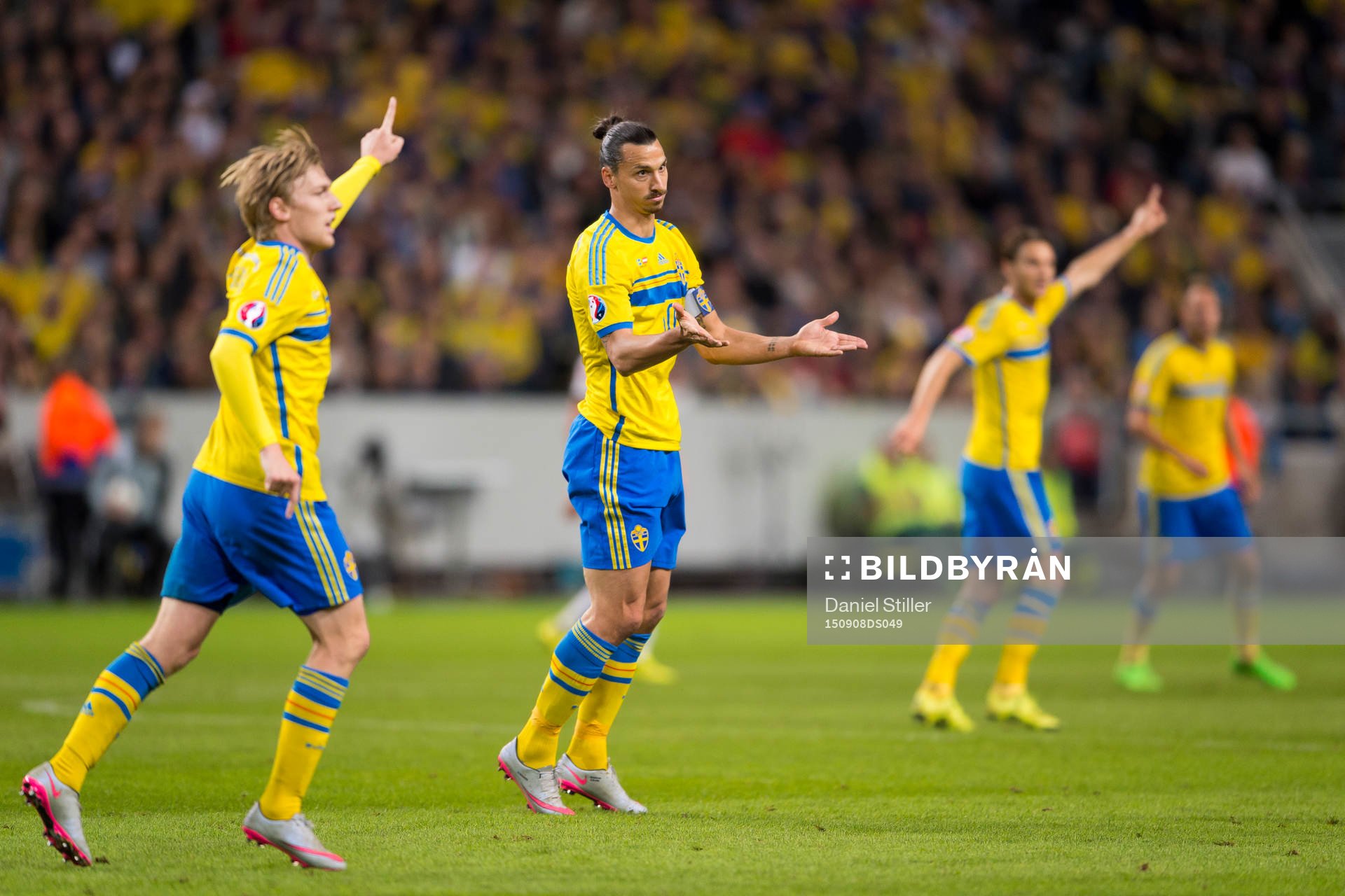 Sveriges Zlatan Ibrahimovic ifrågasätter domaren