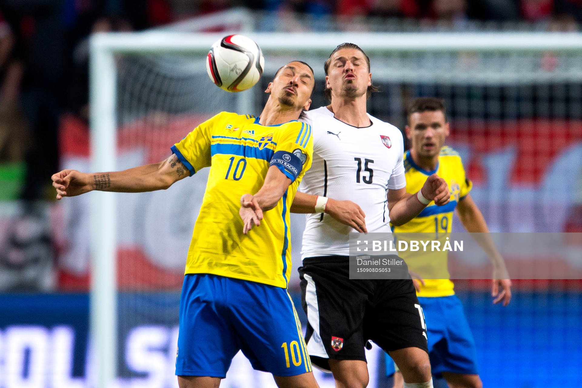 Sveriges Zlatan Ibrahimovic och Österrikes Sebastian Prödl under fotbollsmatchen i EM-kvalet mellan Sverige och Österrike den 8 september 2015 i Stockholm.