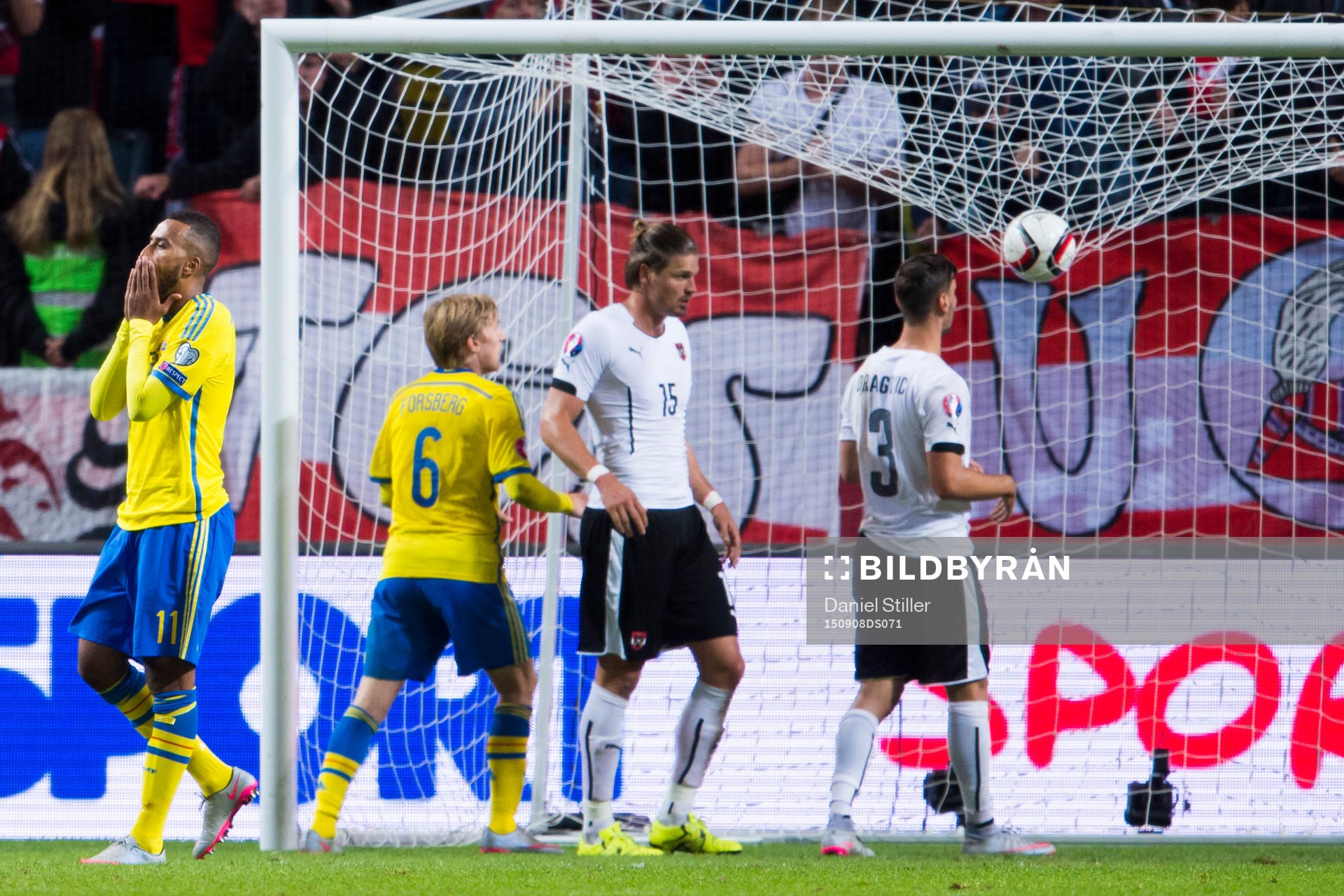 Sveriges Isaac Kiese Thelin deppar