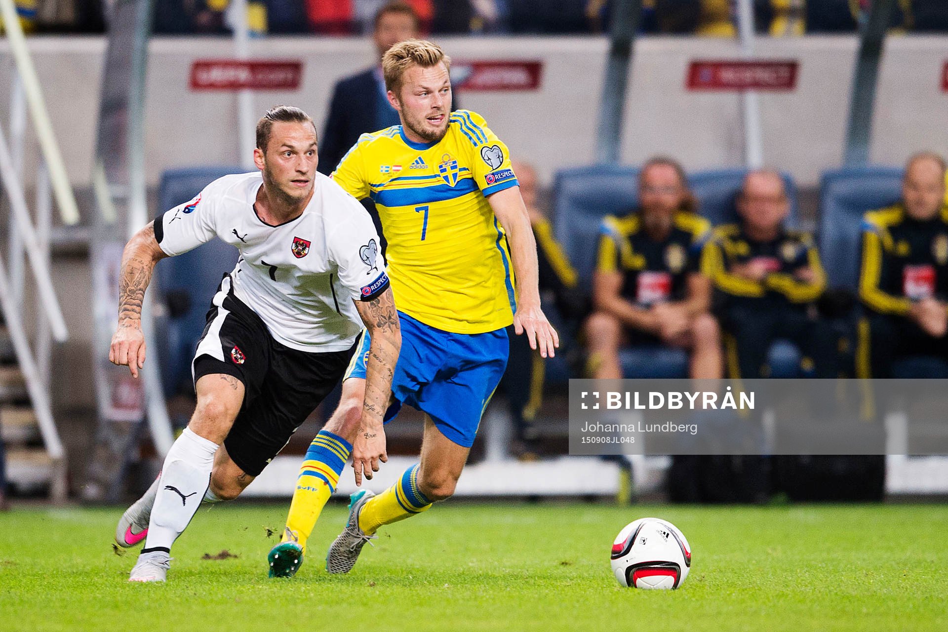 Österrikes Marko Arnautovic och Sveriges Sebastian Larsson