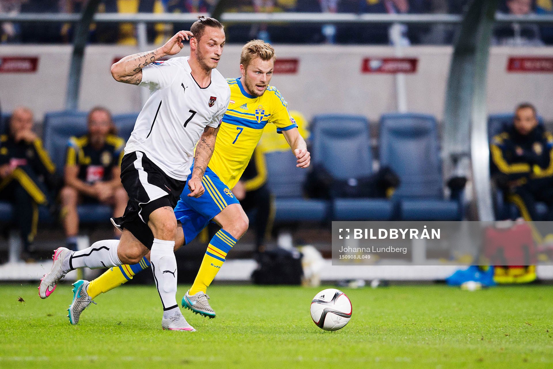 Österrikes Marko Arnautovic och Sveriges Sebastian Larsson