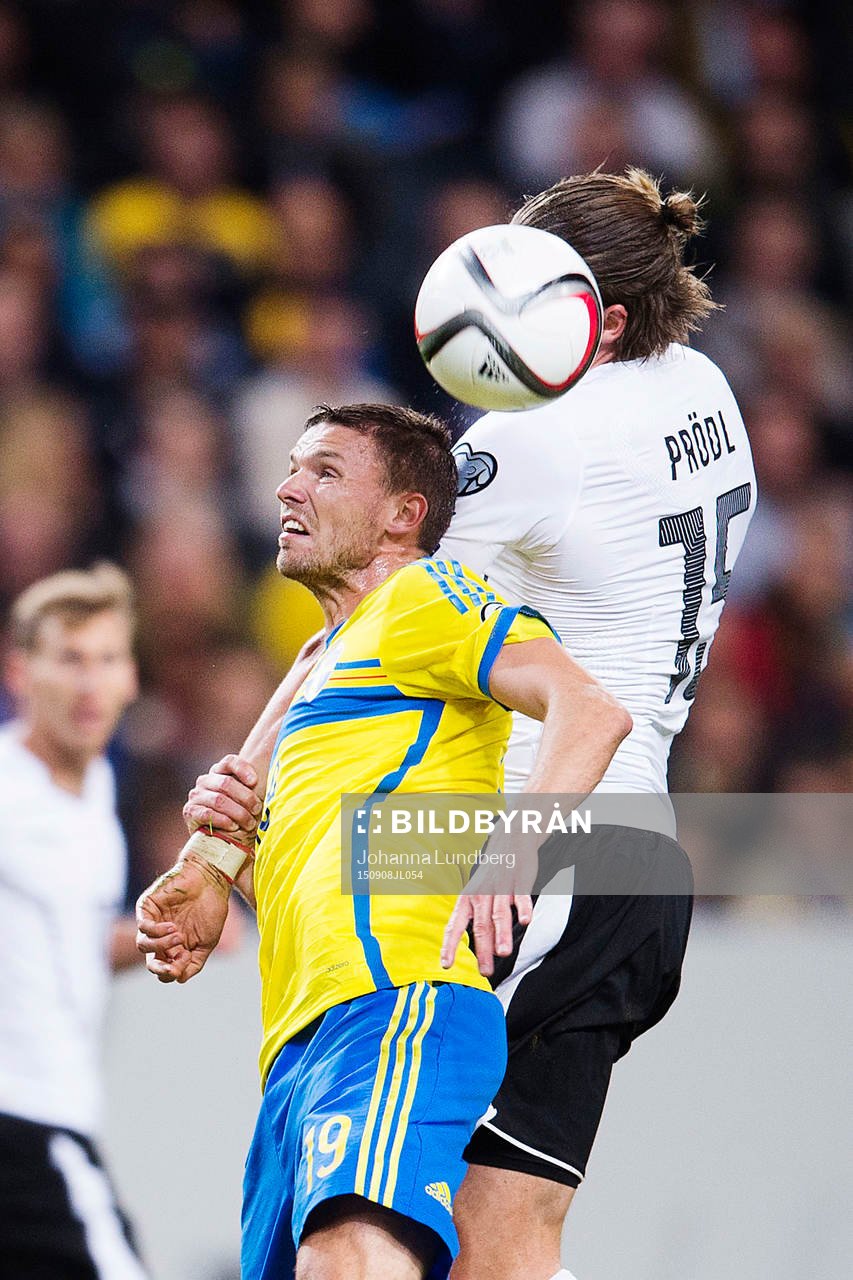 Sveriges Marcus Berg och Österrikes Sebastian Prödl under fotbollsmatchen i EM-kvalet mellan Sverige och Österrike den 8 september 2015 i Stockholm.