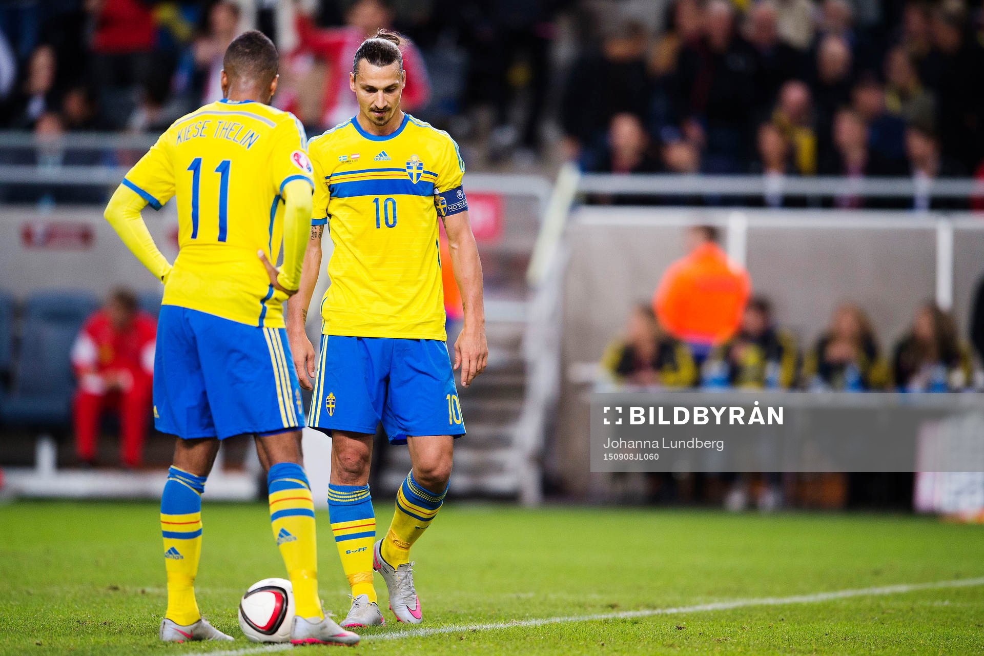 Sveriges Isaac Kiese Thelin och Zlatan Ibrahimovic deppar