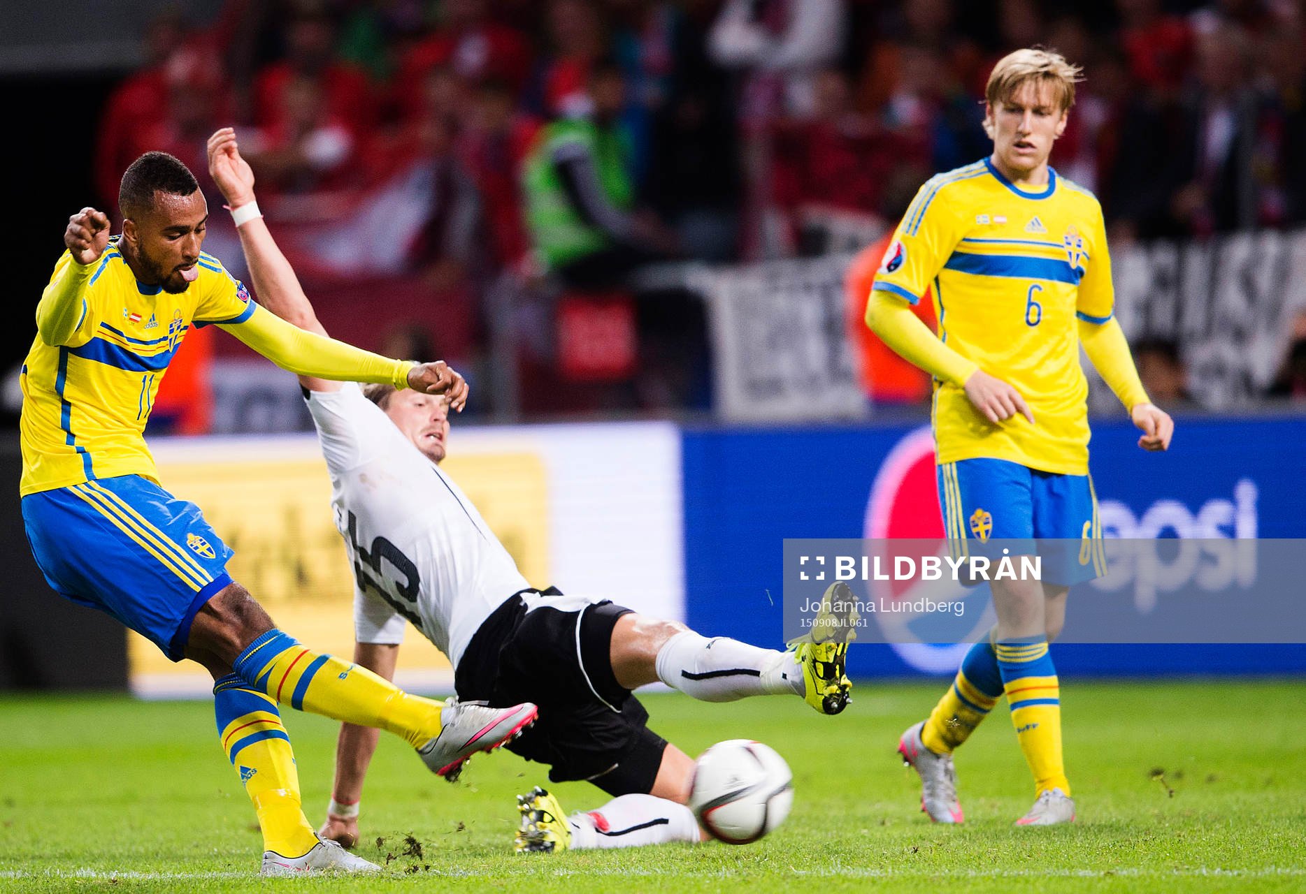 Sveriges Isaac Kiese Thelin och Emil Forsberg mot