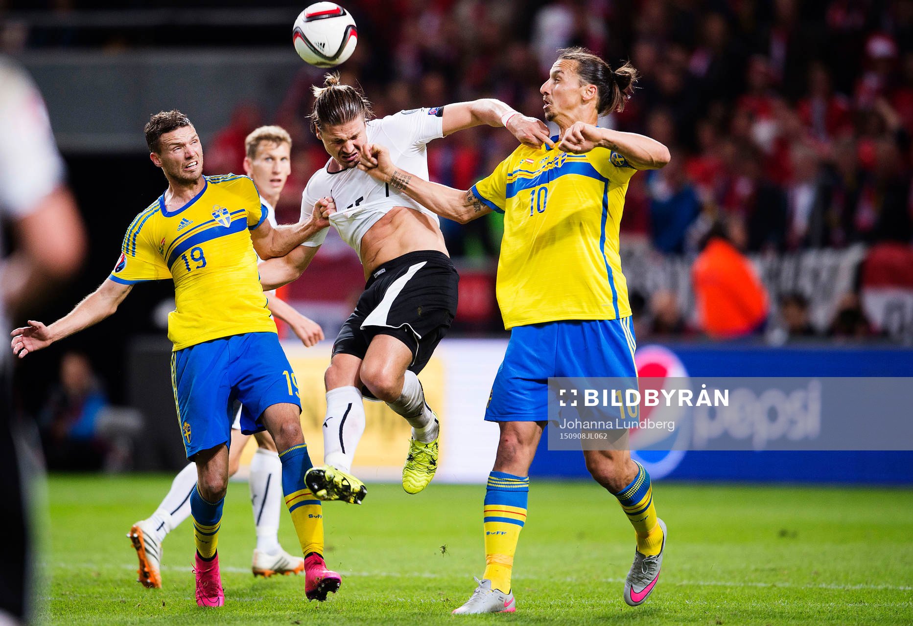 Sveriges Marcus Berg och Zlatan Ibrahimovic i en duell mot