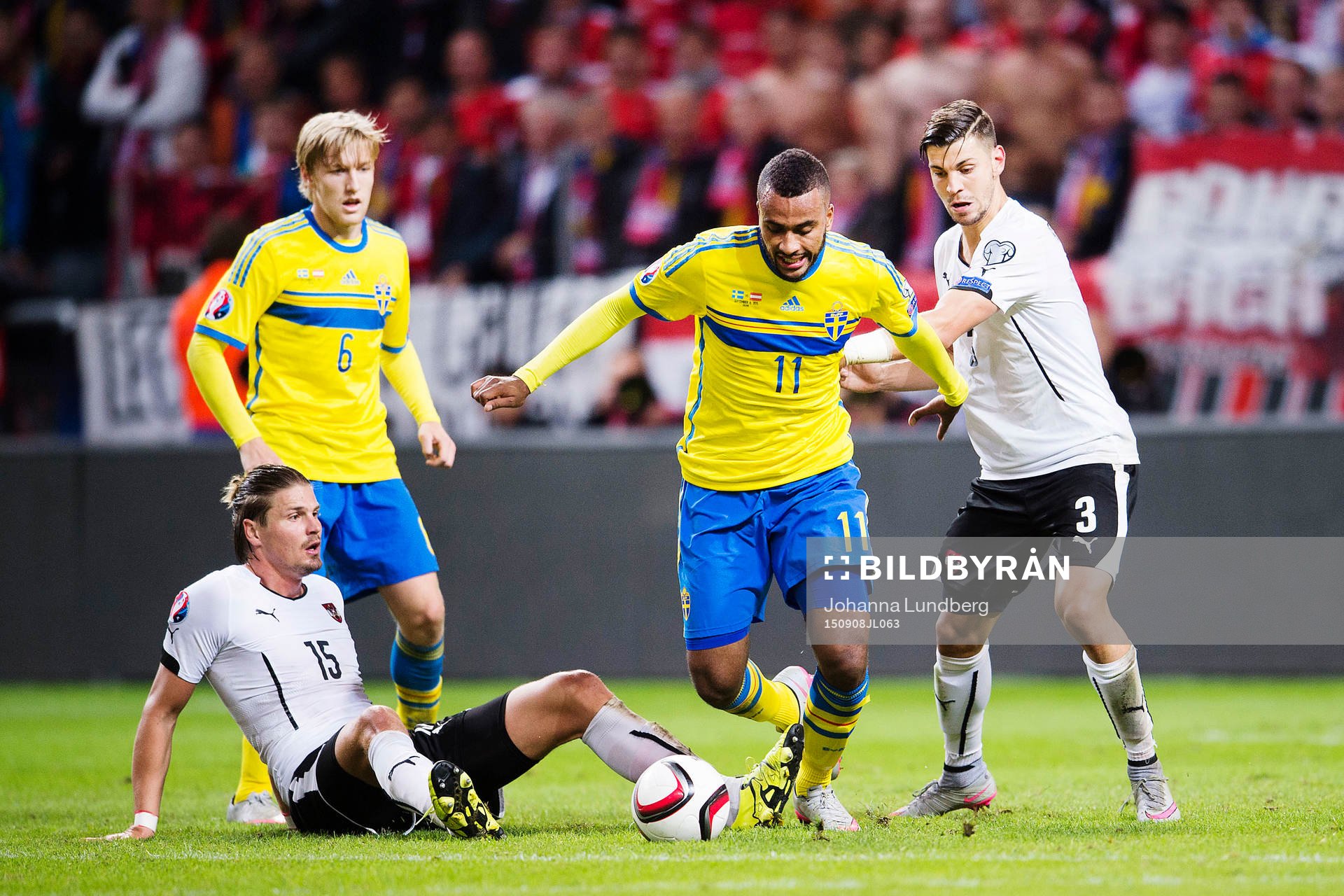 Österrikes Sebastian Prödl och Aleksandar Dragovic mot