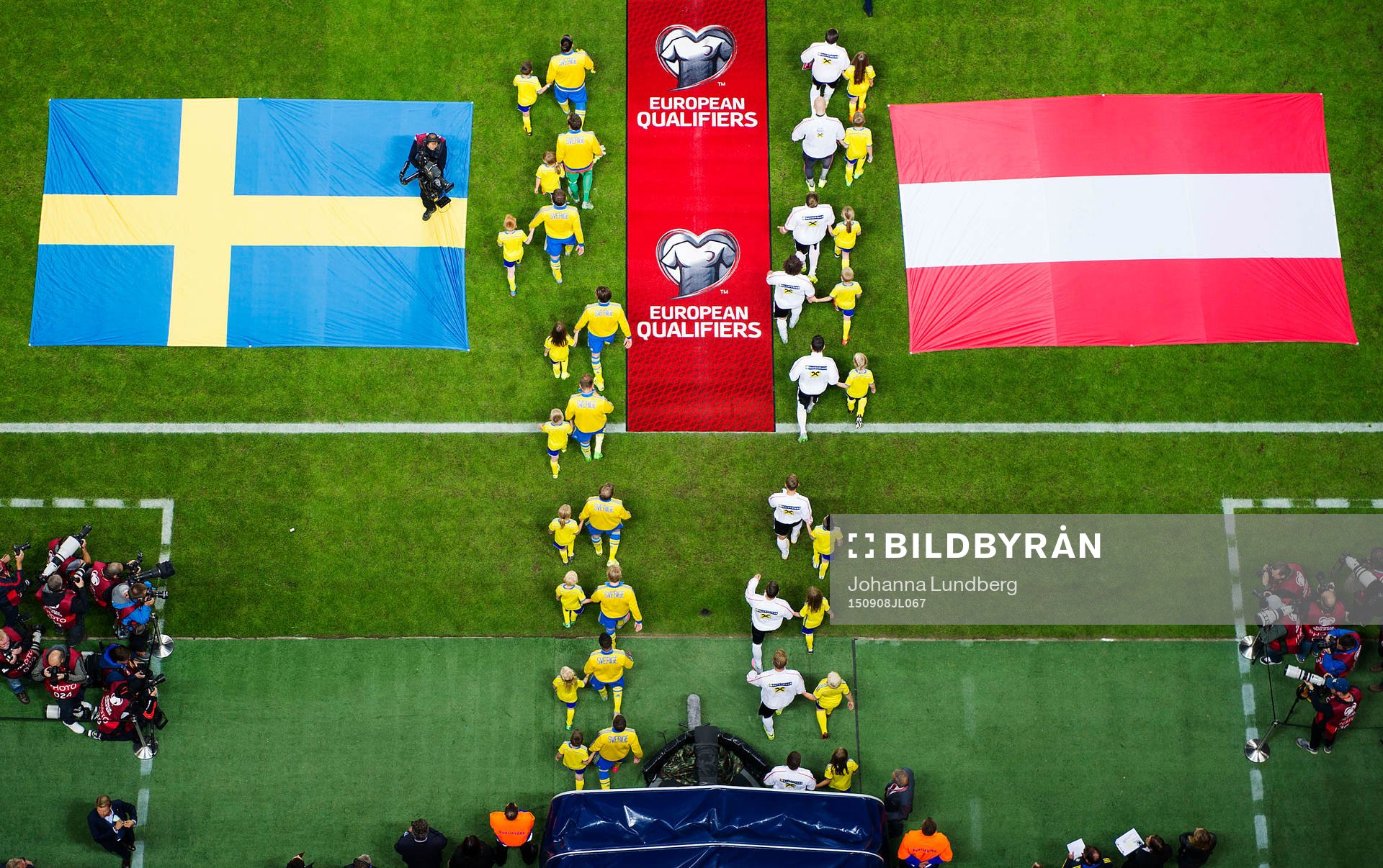 Sveriges och Österrikes spelare äntrar planen