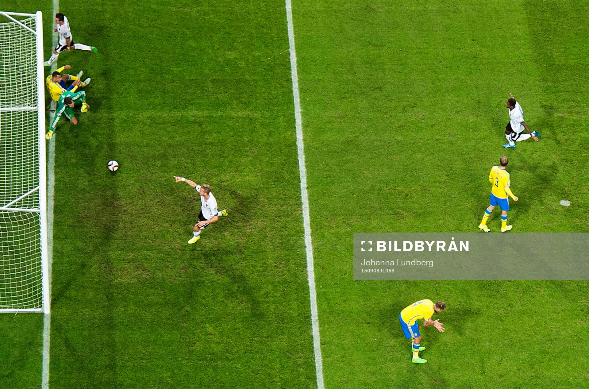 Österrikes Marek Harnik gör 0-2 och jublar under fotbollsmatchen i EM-kvalet mellan Sverige och Österrike den 8 september 2015 i Stockholm.