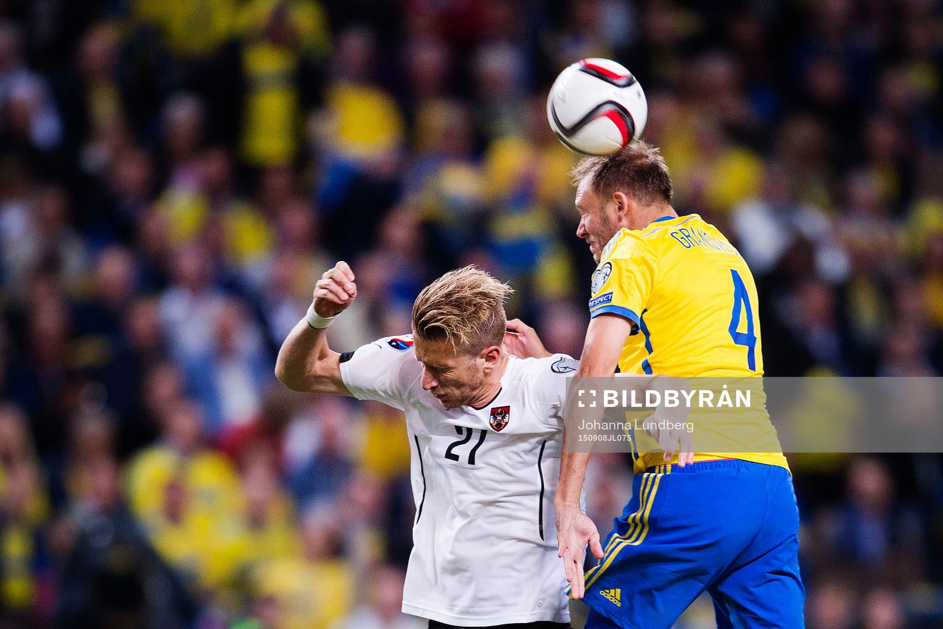 Österrikes Marc Janko och Sveriges Andreas Granqvist i en nickduell under fotbollsmatchen i EM-kvalet mellan Sverige och Österrike den 8 september 2015 i Stockholm.