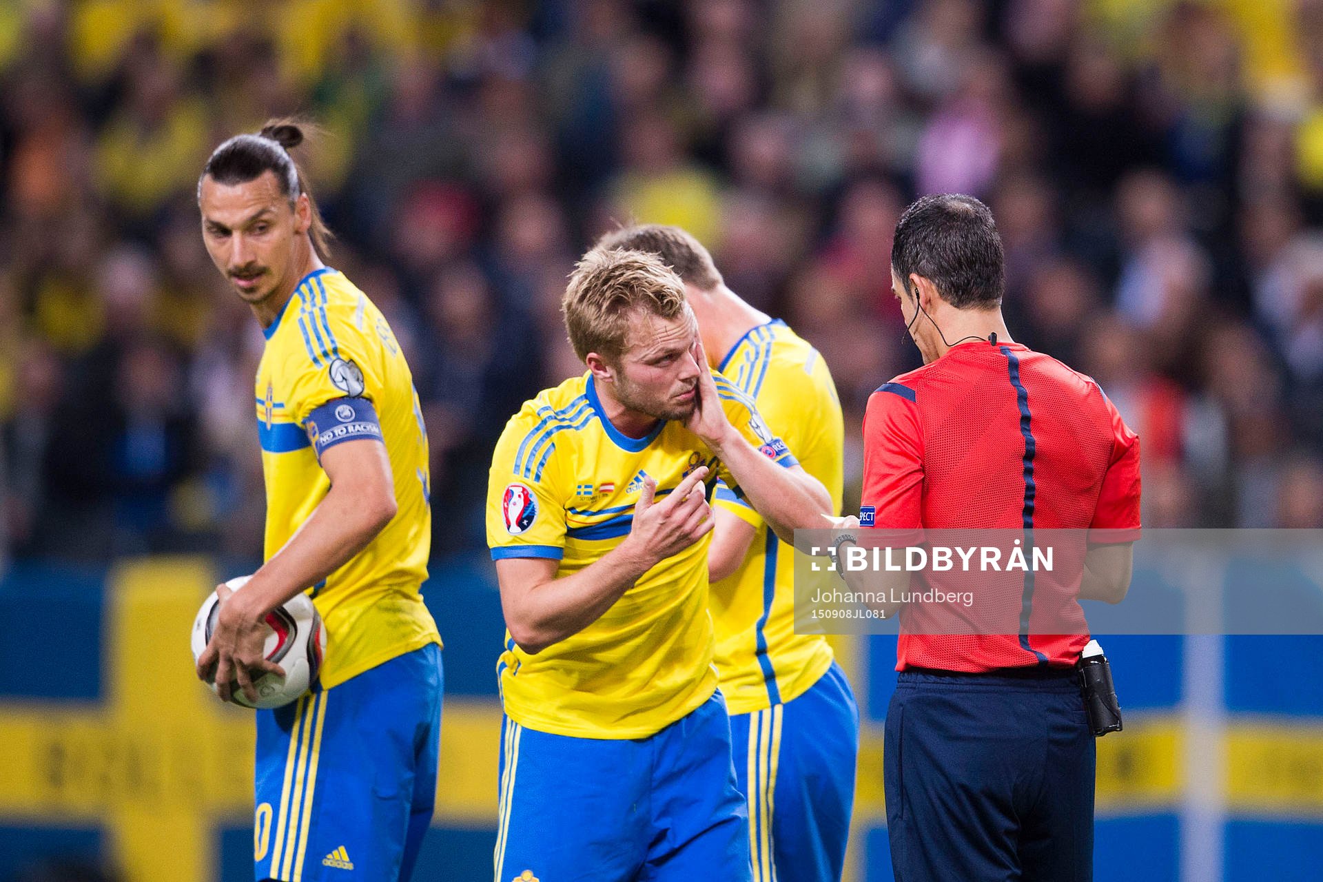 Sveriges Sebastian Larsson tar sig för ansiktet