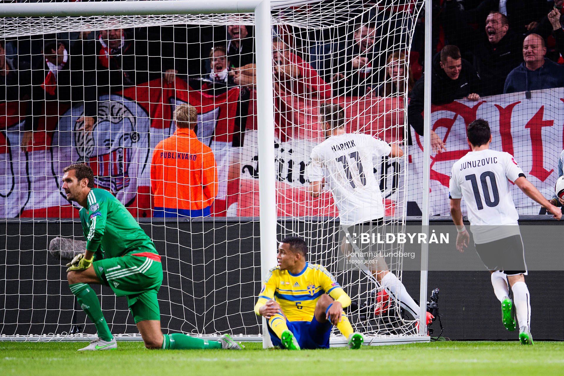 Sveriges målvakt Andreas Isaksson och Martin Olsson deppar