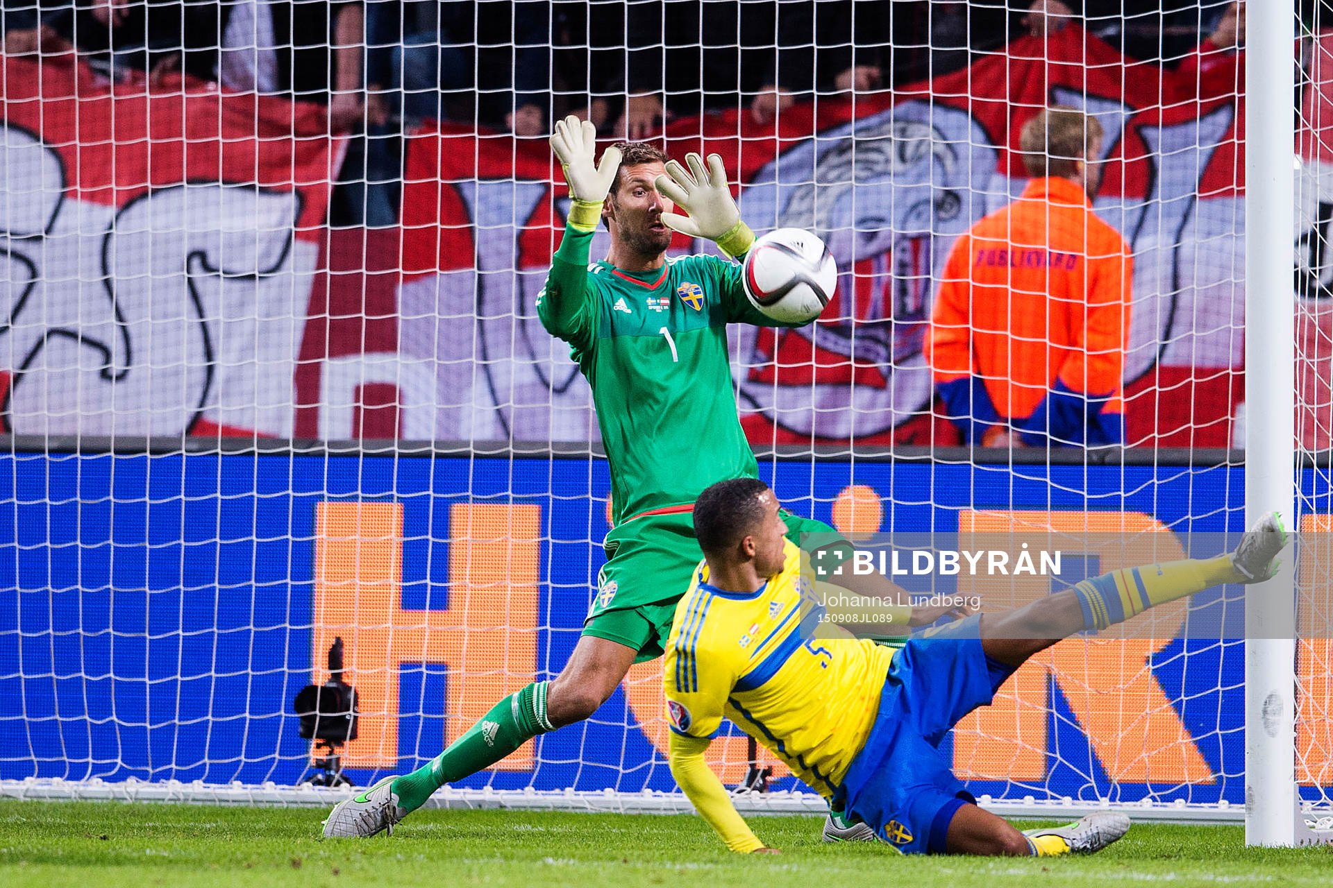Sveriges målvakt Andreas Isaksson och Martin Olsson med en