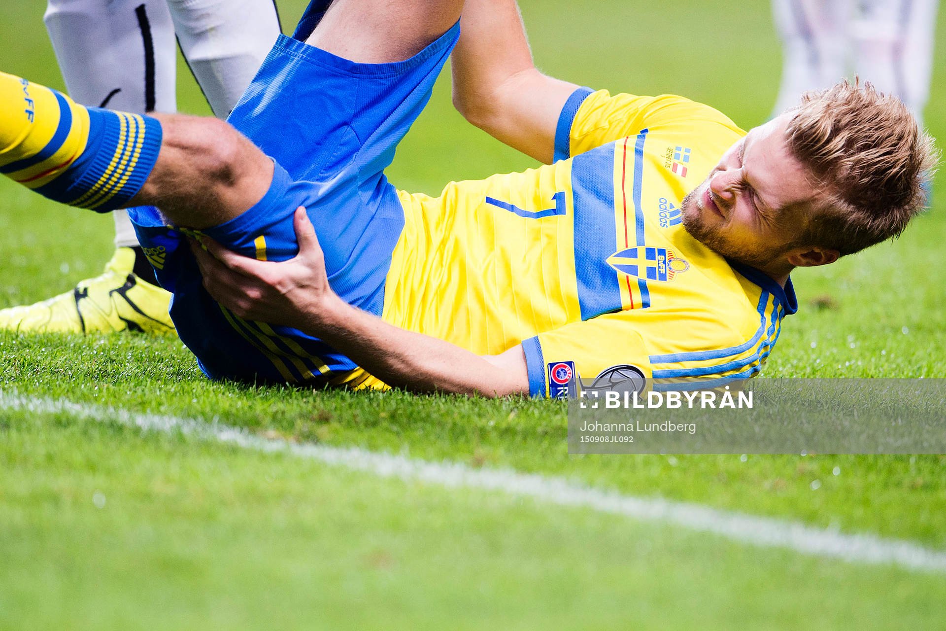 Sveriges Sebastian Larsson faller