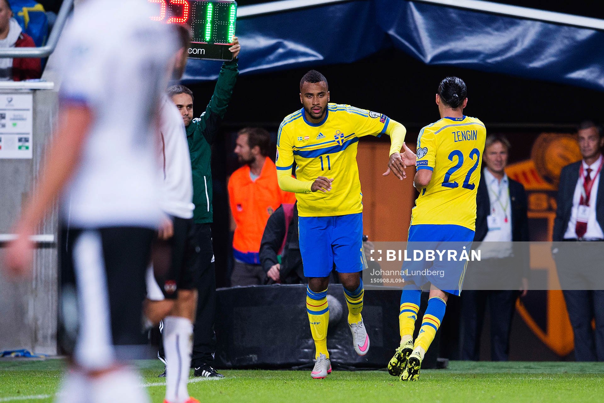 Sveriges Erkan Zengin byts ut mot Isaac Kiese Thelin under fotbollsmatchen i EM-kvalet mellan Sverige och Österrike den 8 september 2015 i Stockholm.