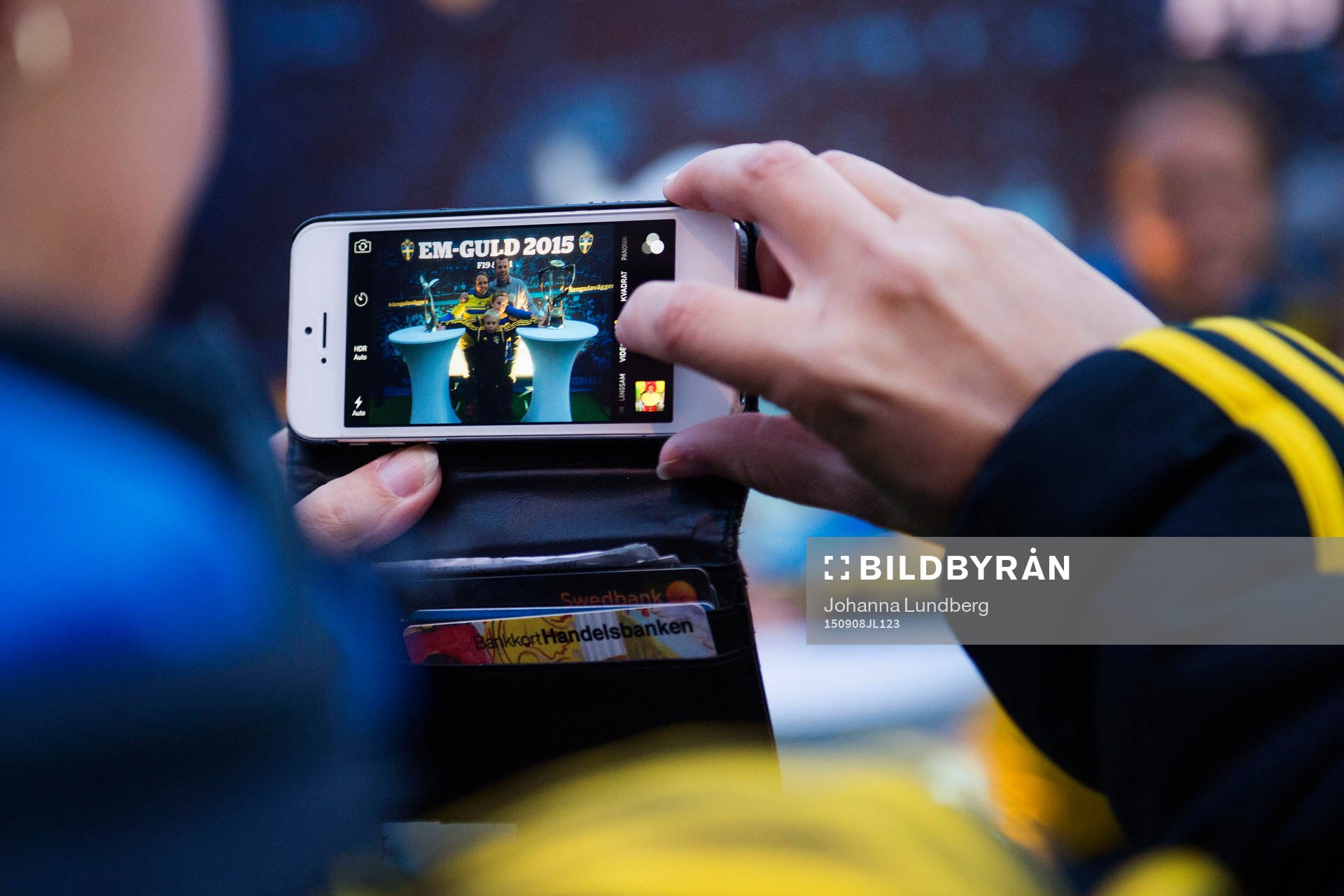Supportrar fotograferas med EM-pokalen i fanzon