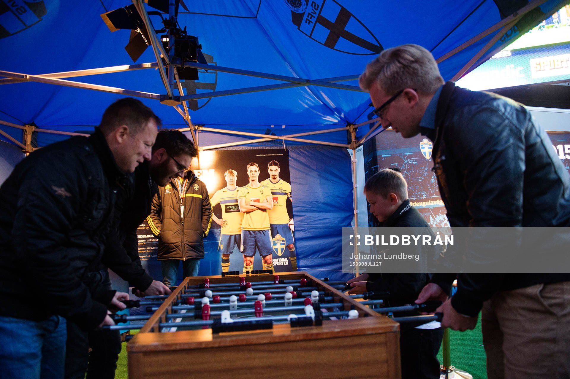 Supportrar spelar fussball  i fanzon