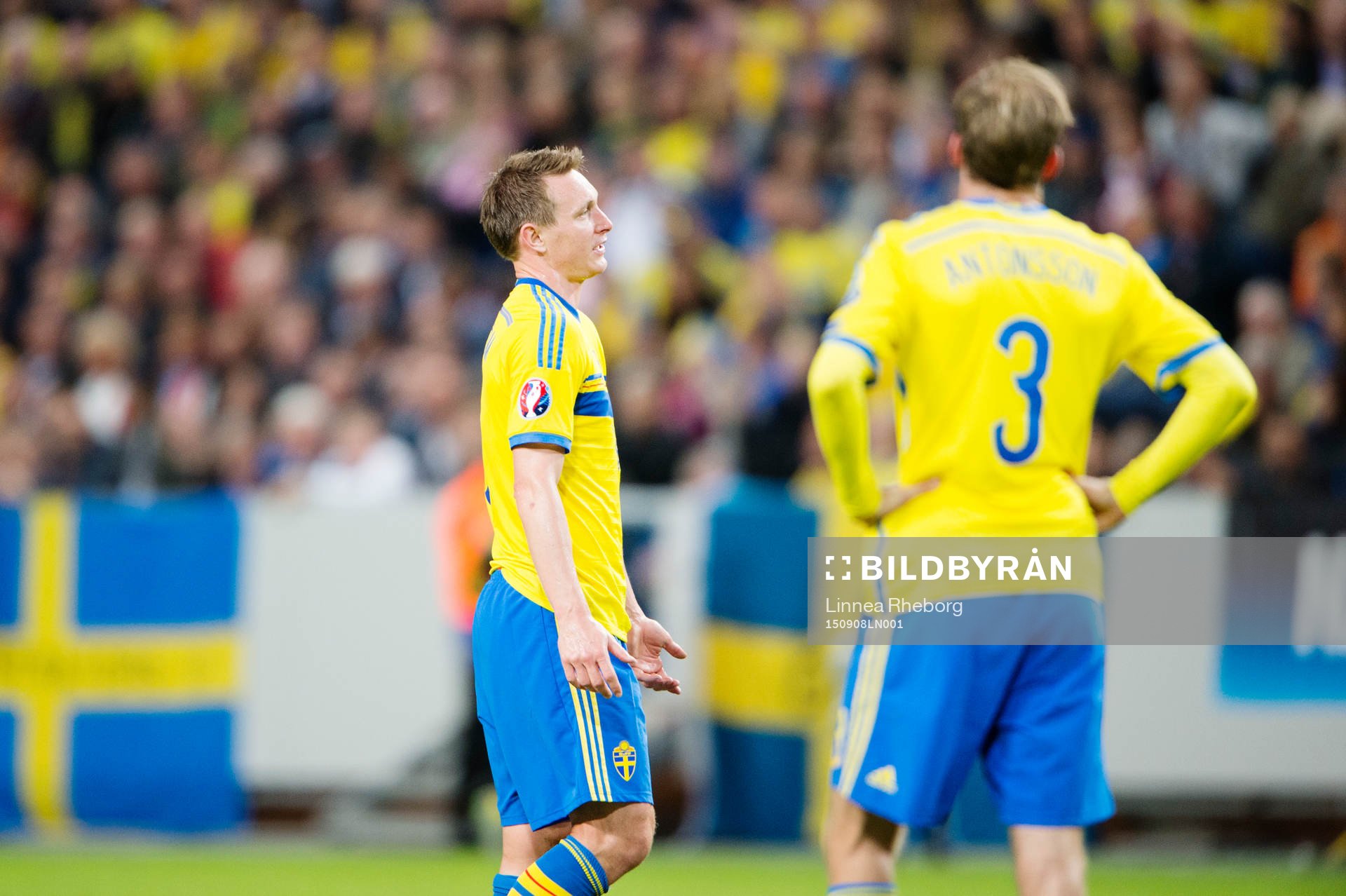 Sveriges Kim Källström och Mikael Antonsson deppar