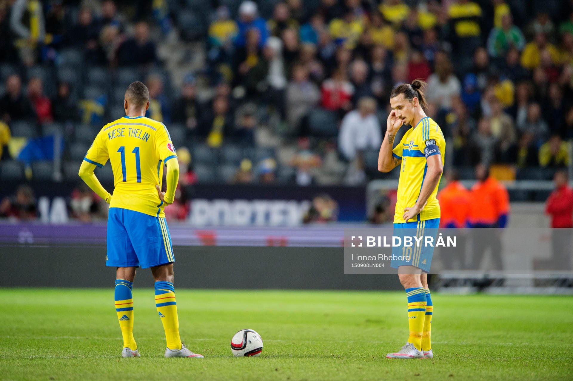Sveriges Isaac Kiese Thelin och Zlatan Ibrahimovic deppar