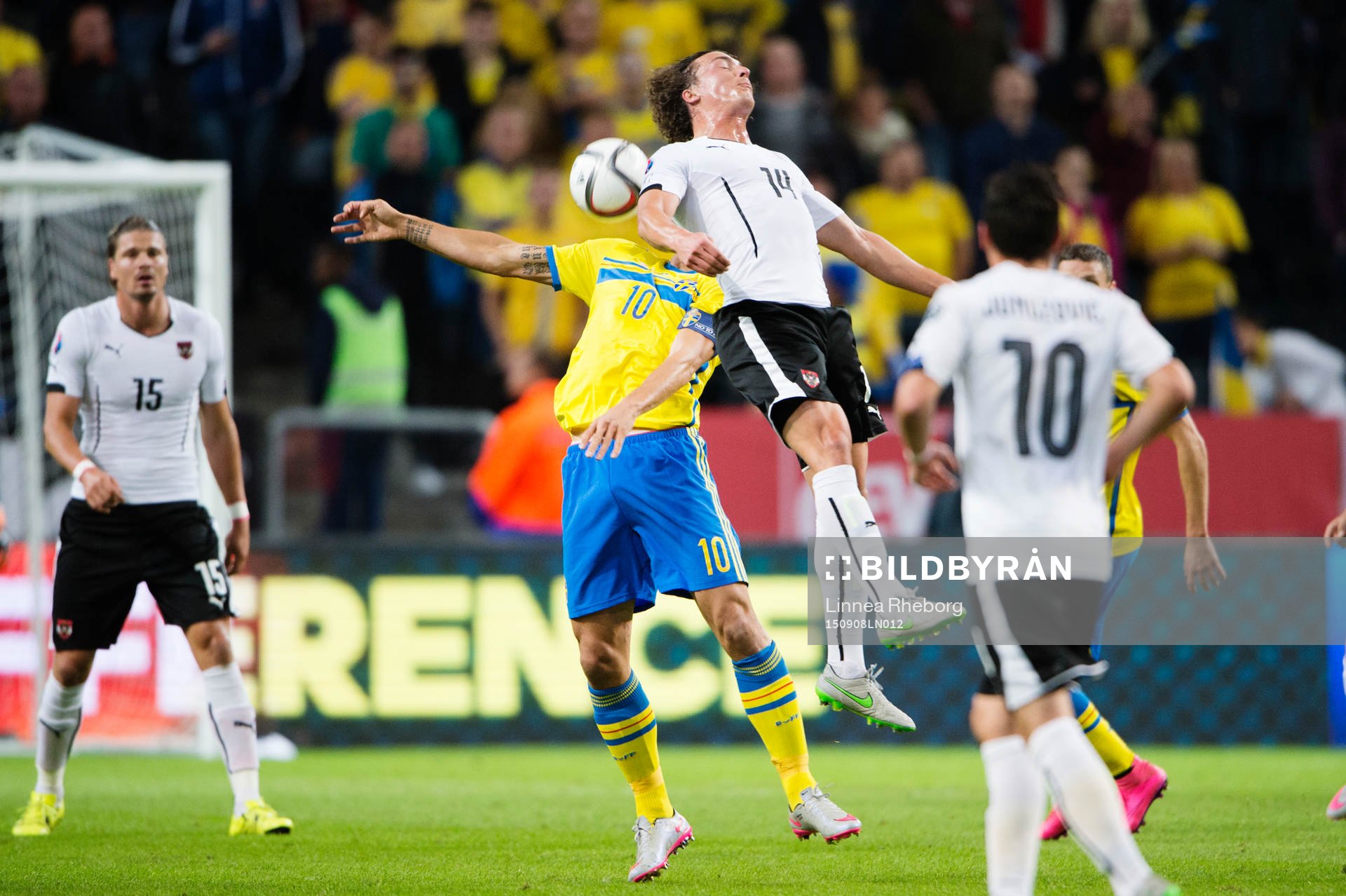 Sveriges Zlatan Ibrahimovic och Österrikes Julian Baumgartlinger i kamp om bollen under fotbollsmatchen i EM-kvalet mellan Sverige och Österrike den 8 september 2015 i Stockholm.
