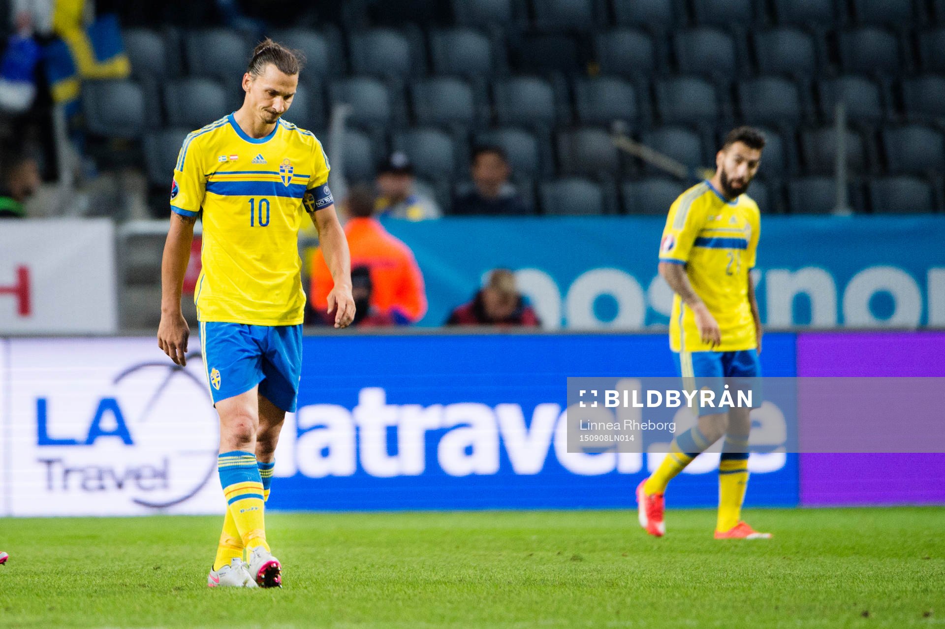 Sveriges Zlatan Ibrahimovic och Erkan Zengin deppar