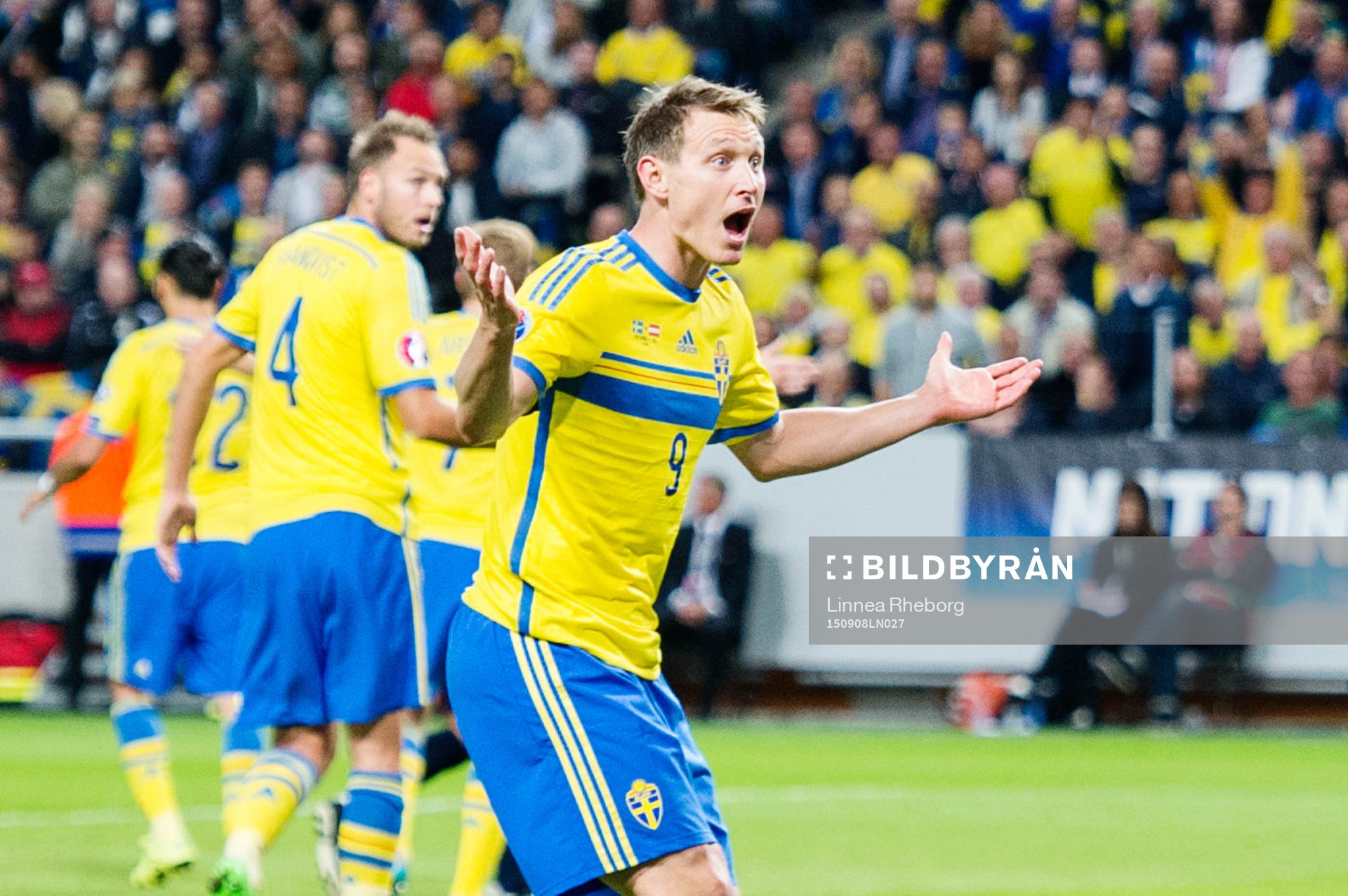 Sveriges Kim Källström reagerar på att ha fått en