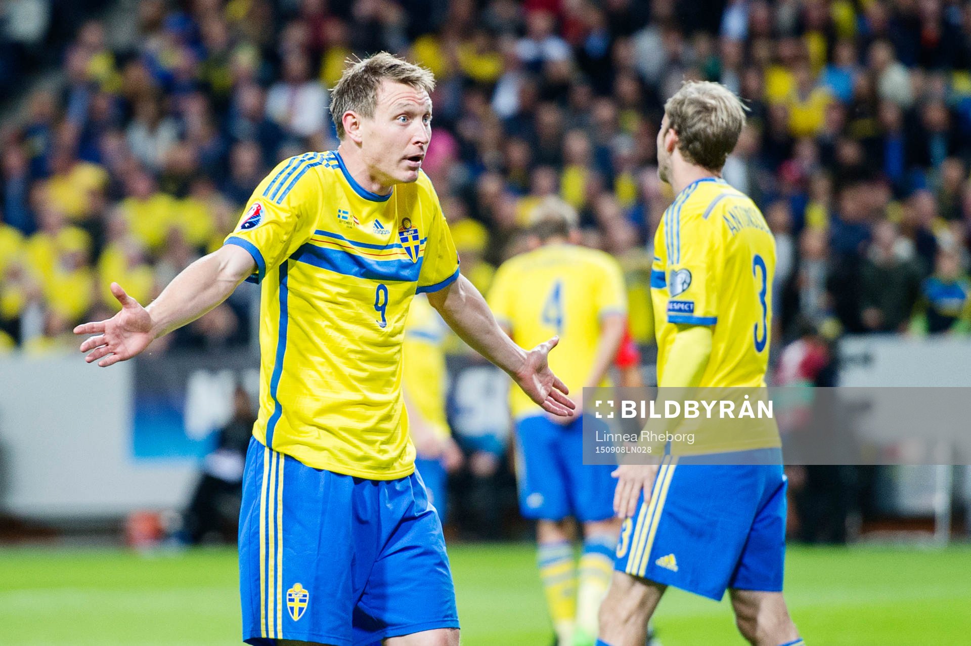 Sveriges Kim Källström reagerar på att ha fått en