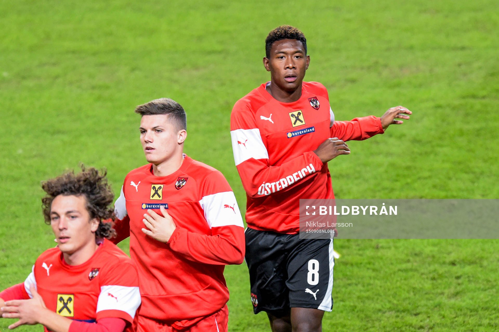 Österrikes David Alaba värmer upp före fotbollsmatchen i