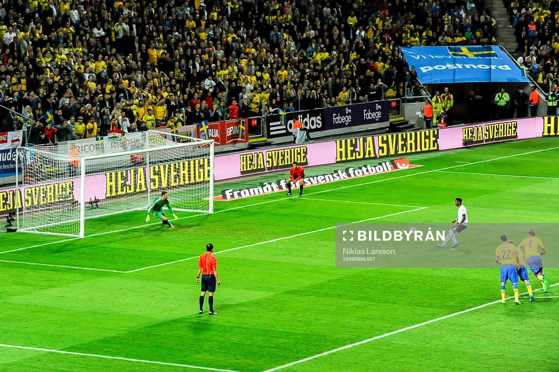 Österrikes David Alaba gör 0-1 bakom Sveriges målvakt