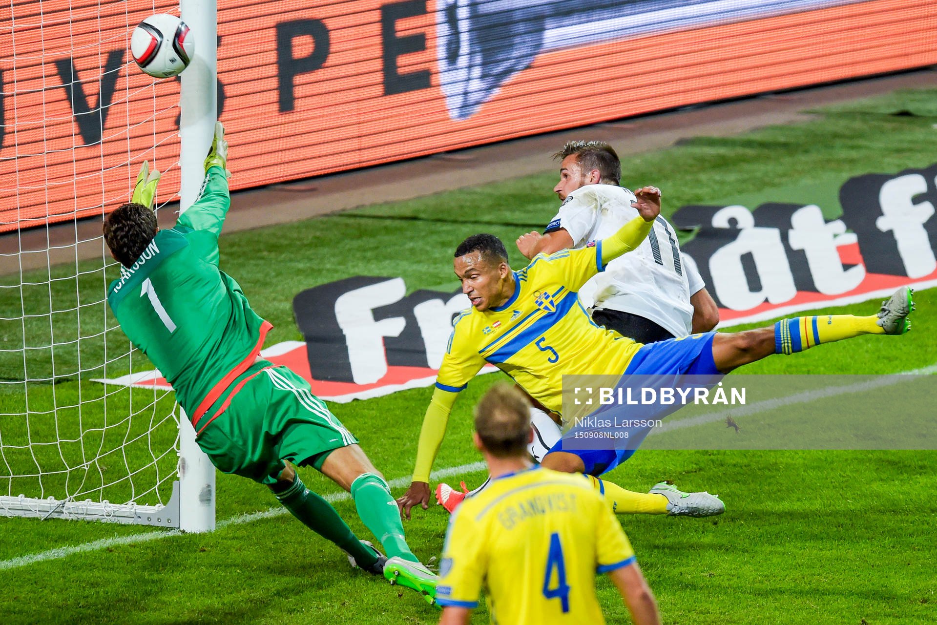 Österrikes Marek Harnik gör 0-2 bakom Sveriges målvakt Andreas Isaksson och Martin Olsson under fotbollsmatchen i EM-kvalet mellan Sverige och Österrike den 8 september 2015 i Stockholm.