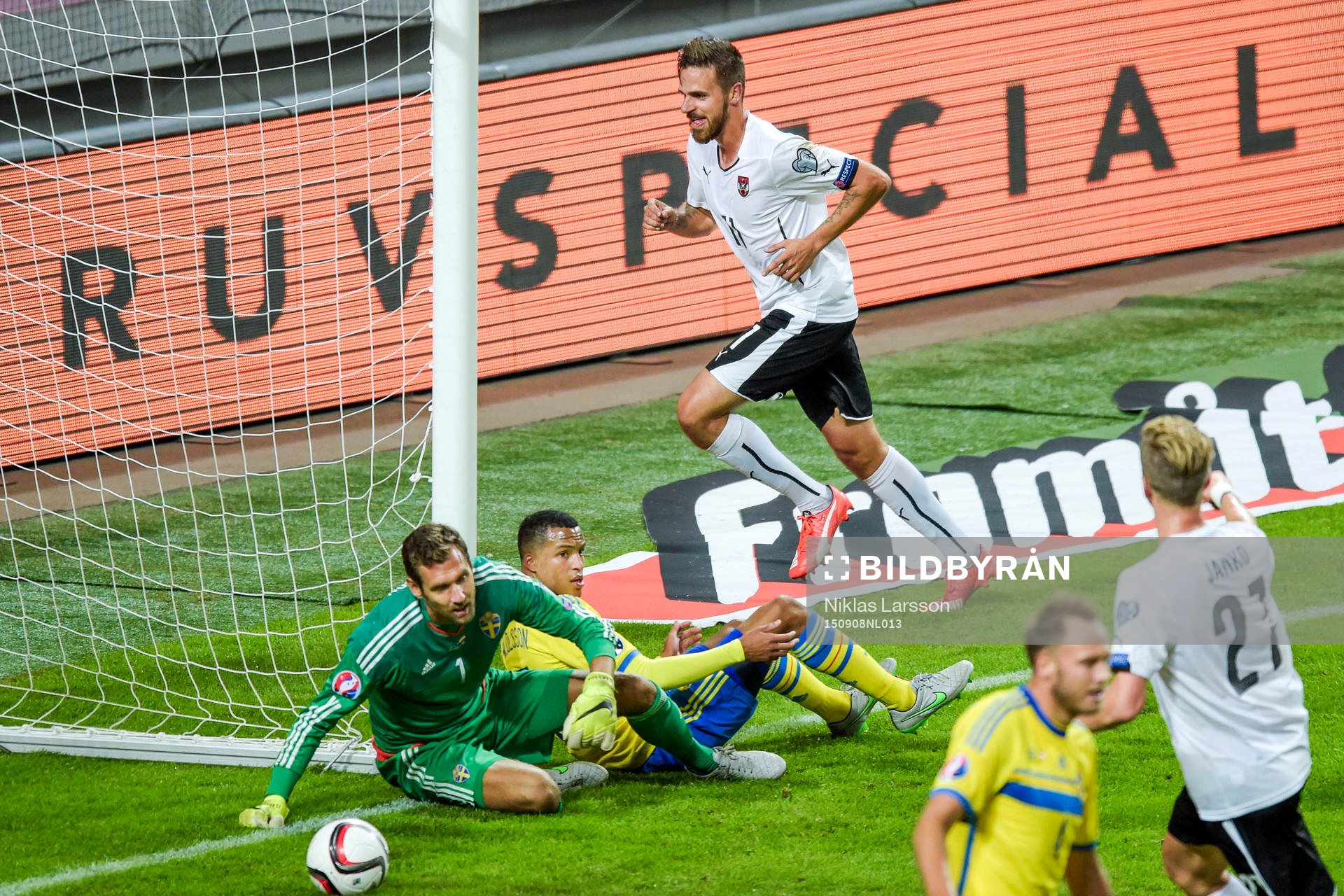 Sveriges målvakt Andreas Isaksson och Martin Olsson deppar