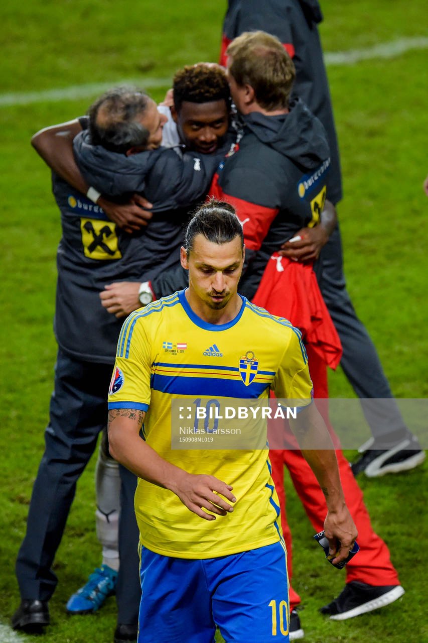 Sveriges Zlatan Ibrahimovic deppar när han lämnar planen