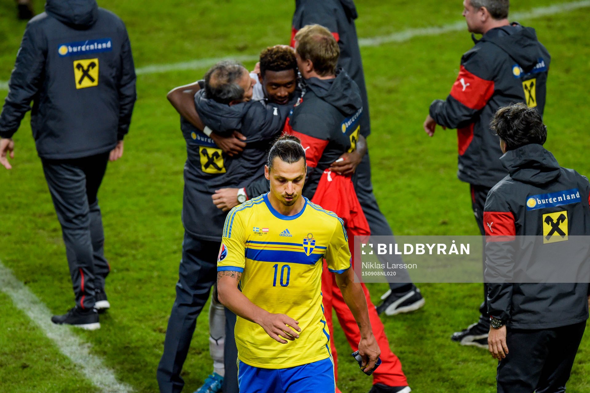 Sveriges Zlatan Ibrahimovic deppar när han lämnar planen