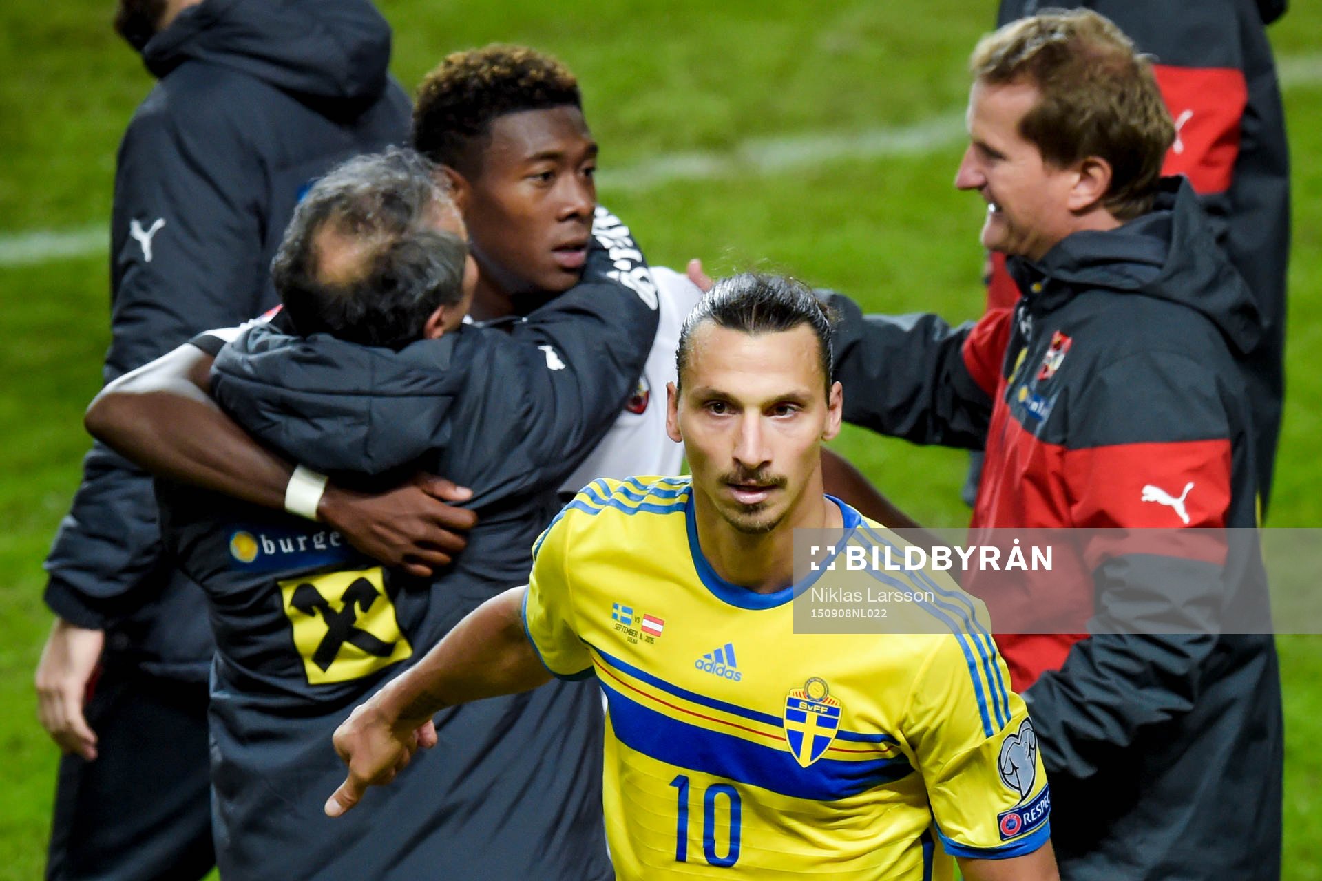 Sveriges Zlatan Ibrahimovic lämnar planen