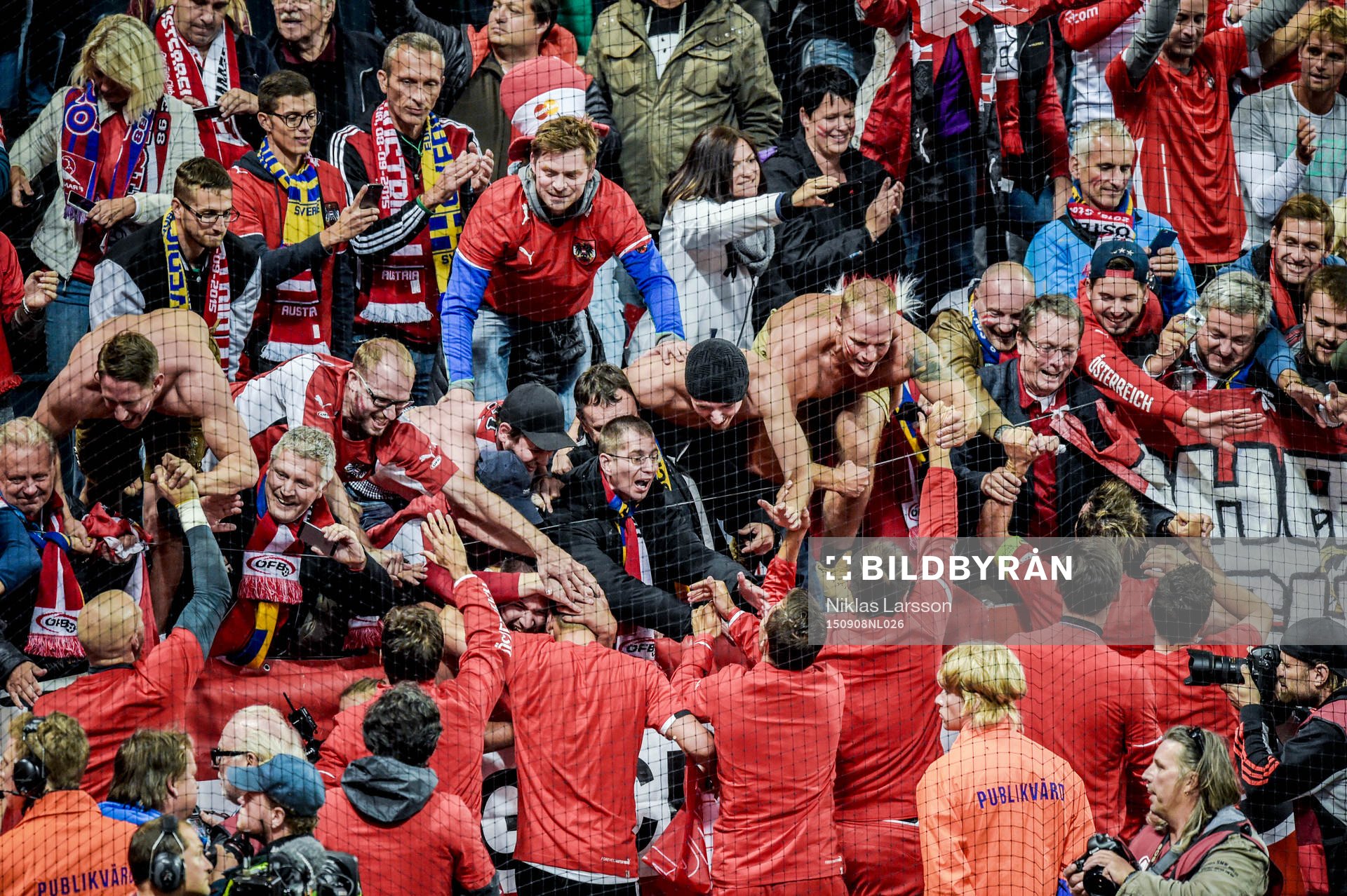Österrikes supportrar jublar med spelarna