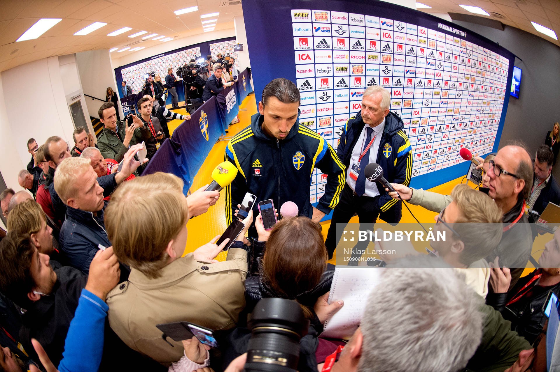 Sveriges Zlatan Ibrahimovic deppar i mixed  zone